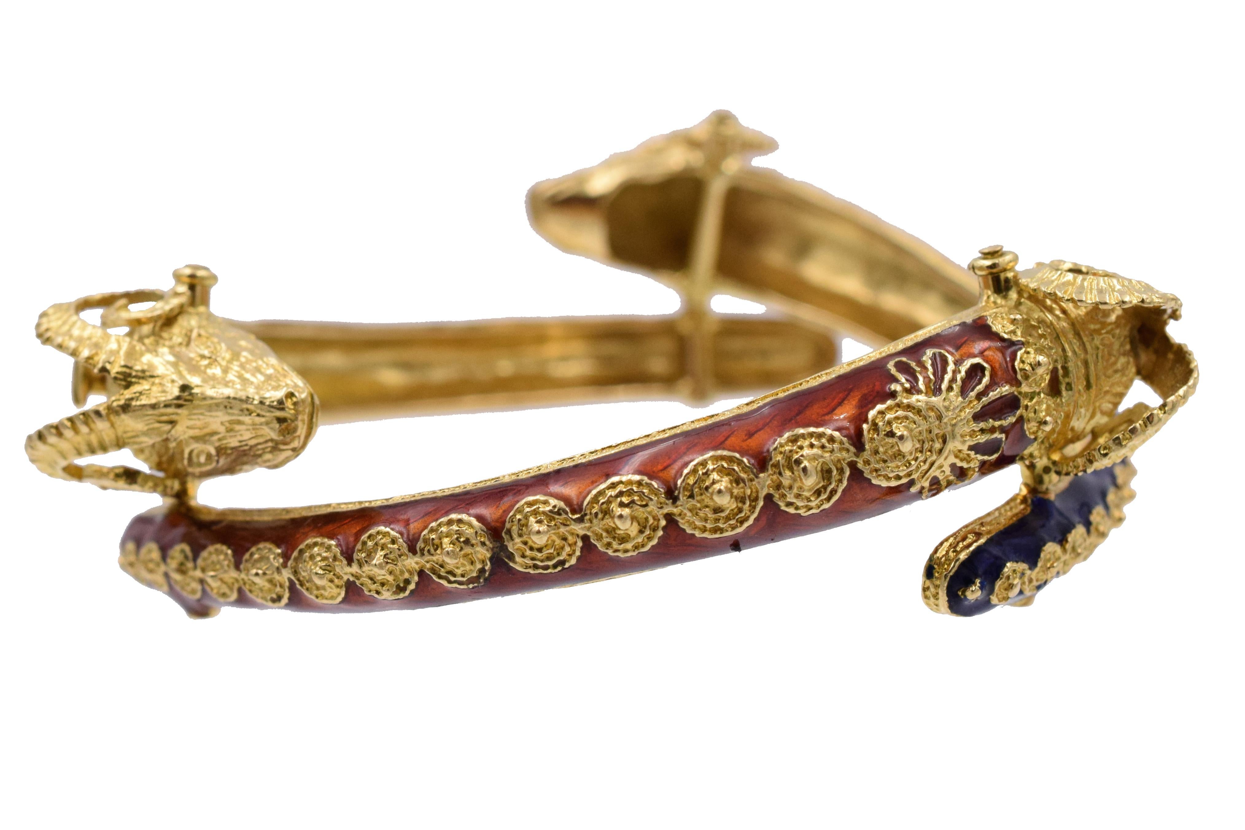 Brazalete Tres Cabezas de Carnero en Esmalte y Oro Amarillo de 18k en Excelente estado para la venta en New York, NY