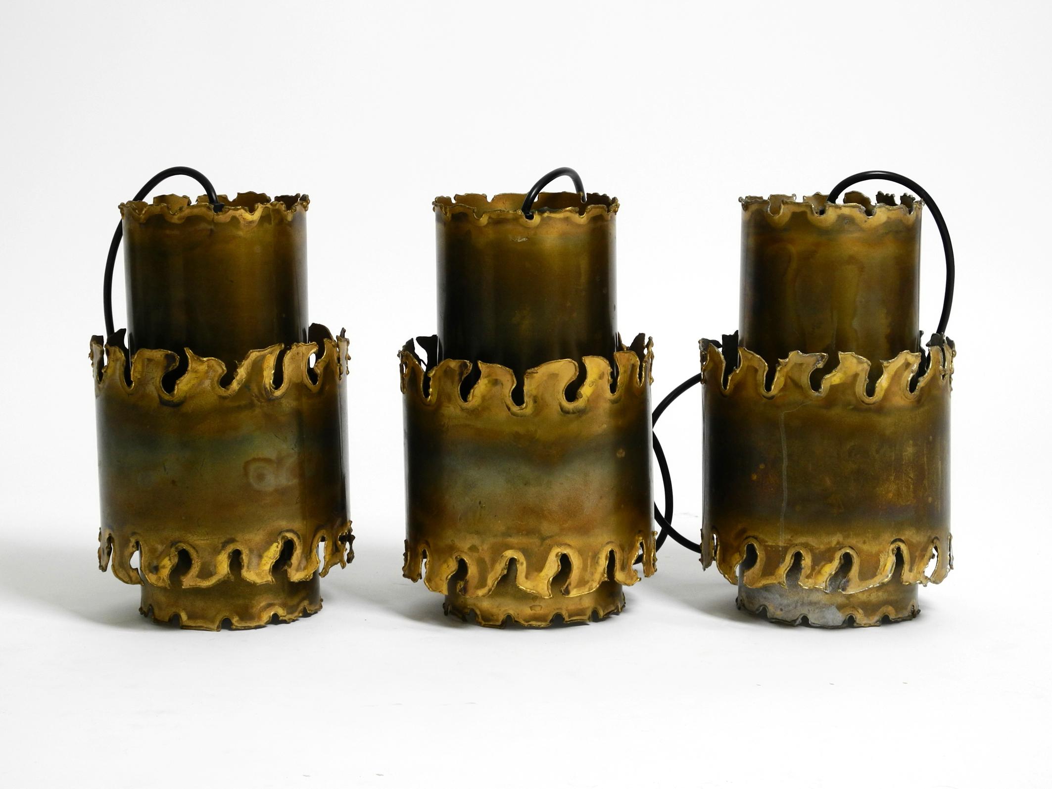 Three very nice 1960s brass hanging lamps.
Handmade. Brutalist design by Holm Sorensen. Made in Denmark.
Very good original vintage condition. Great design in a rare shape.
Creates a very pleasant warm light.
The brass shades have no damages such as
