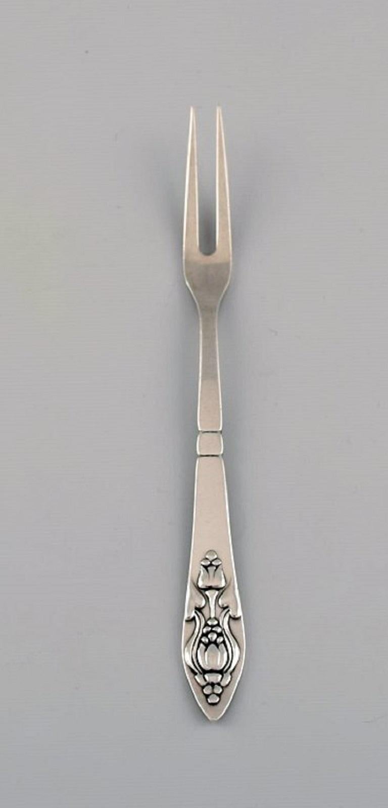Three rare Georg Jensen bell silver cold meat forks (830S). 
Dated 1904-1908.
Length: 16 cm.
In excellent condition.
Stamped.
Our skilled Georg Jensen silversmith / goldsmith can polish all silver and gold so that it appears new. The price is
