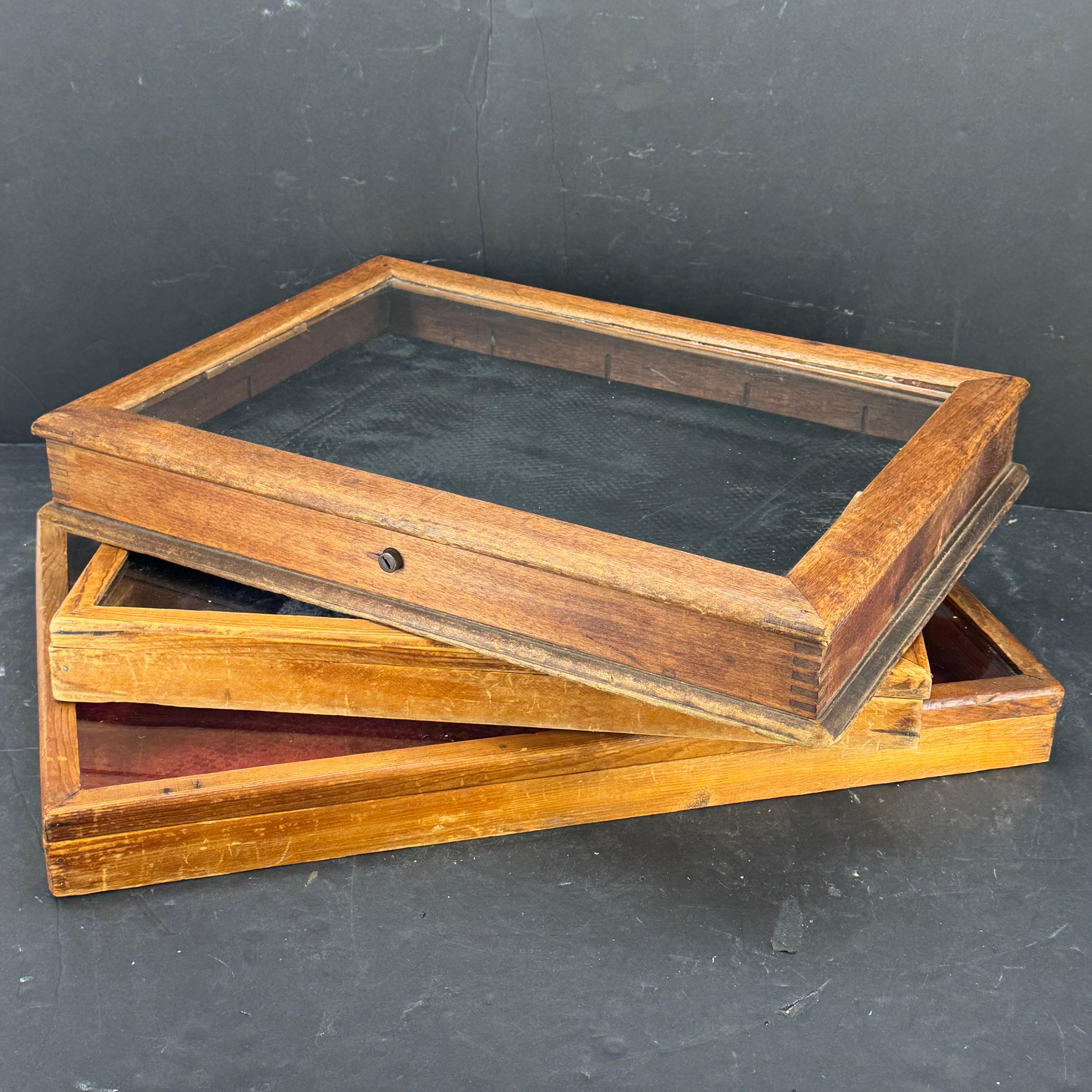 Three rectangular table display cases or vitrines for showcasing smalls including jewelry. These counter top cases certainly are wonderful pieces to use to display precious collectibles. Great for home use as well as a retail setting.

These cases