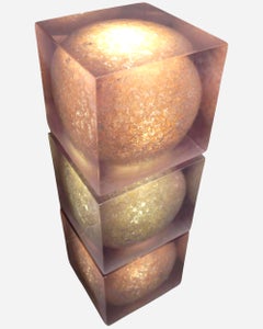 Tres esculturas luminosas de resina "Planetas", de Pauline Couble, Francia, hacia 2000
