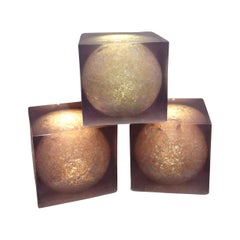 Tres esculturas luminosas de resina "Planetas", de Pauline Couble, Francia, hacia 2000