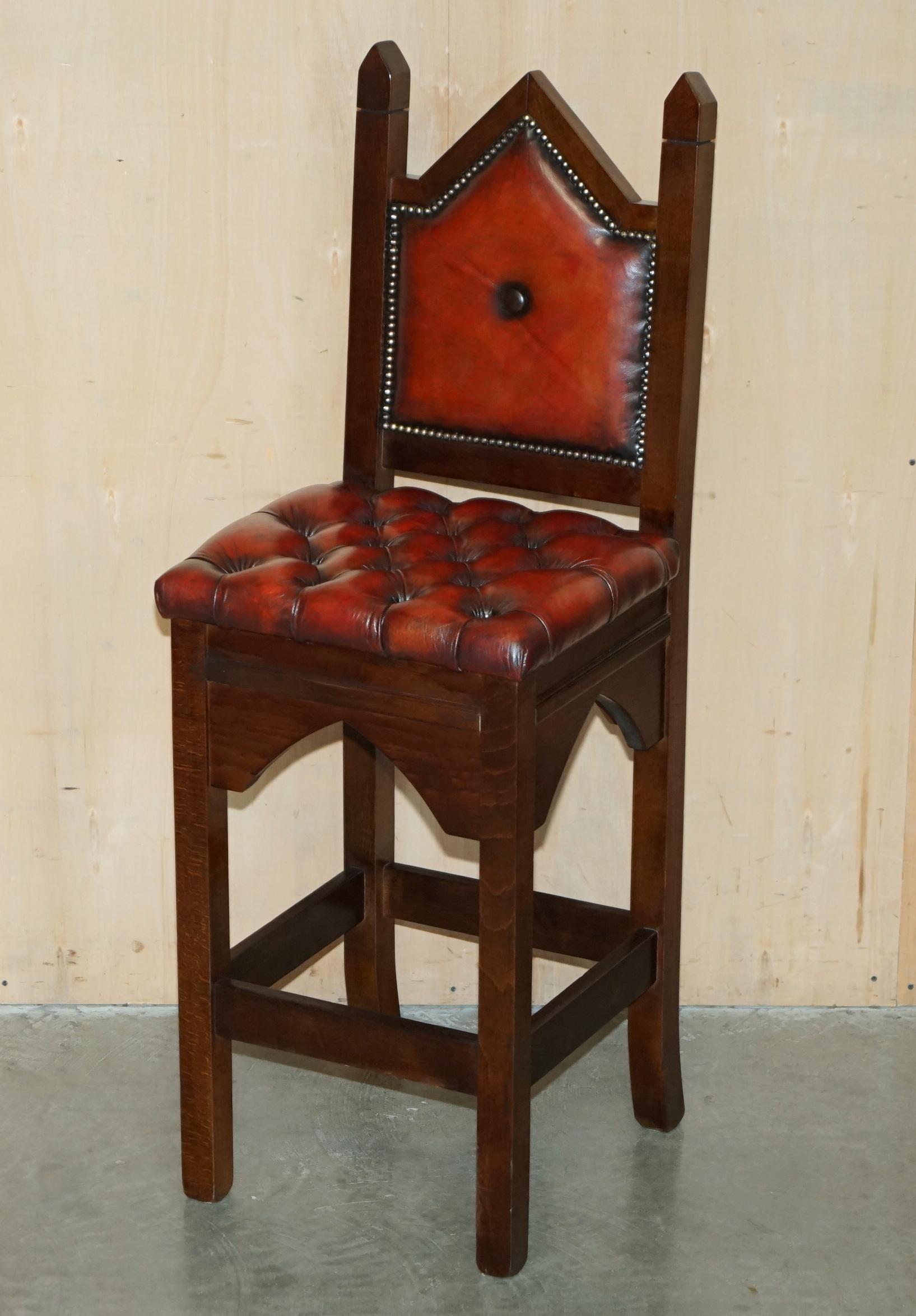 Royal House Antiques

The House of Antiques a le plaisir d'offrir à la vente cette magnifique série de trois tabourets de cuisine en cuir teint à la main en brun Whisky, de style néo-gothique, qui font partie d'une série de trois tabourets de