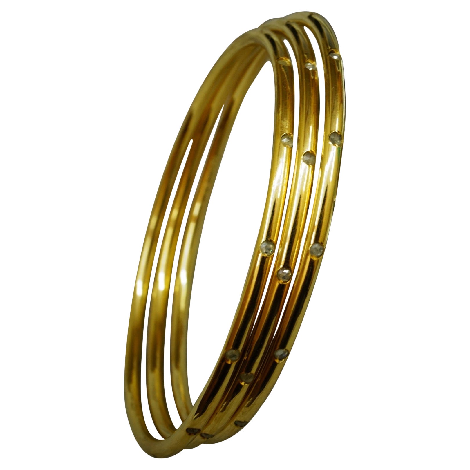 Este juego de tres brazaletes consta de

-Tipo de diamante: talla rosa natural

-Color del diamante- blanco con un matiz de gris

-Peso del diamante: 3,30 ctw

-Metal- Plata de ley 925

Color del metal- chapado en oro amarillo

Son brazaletes