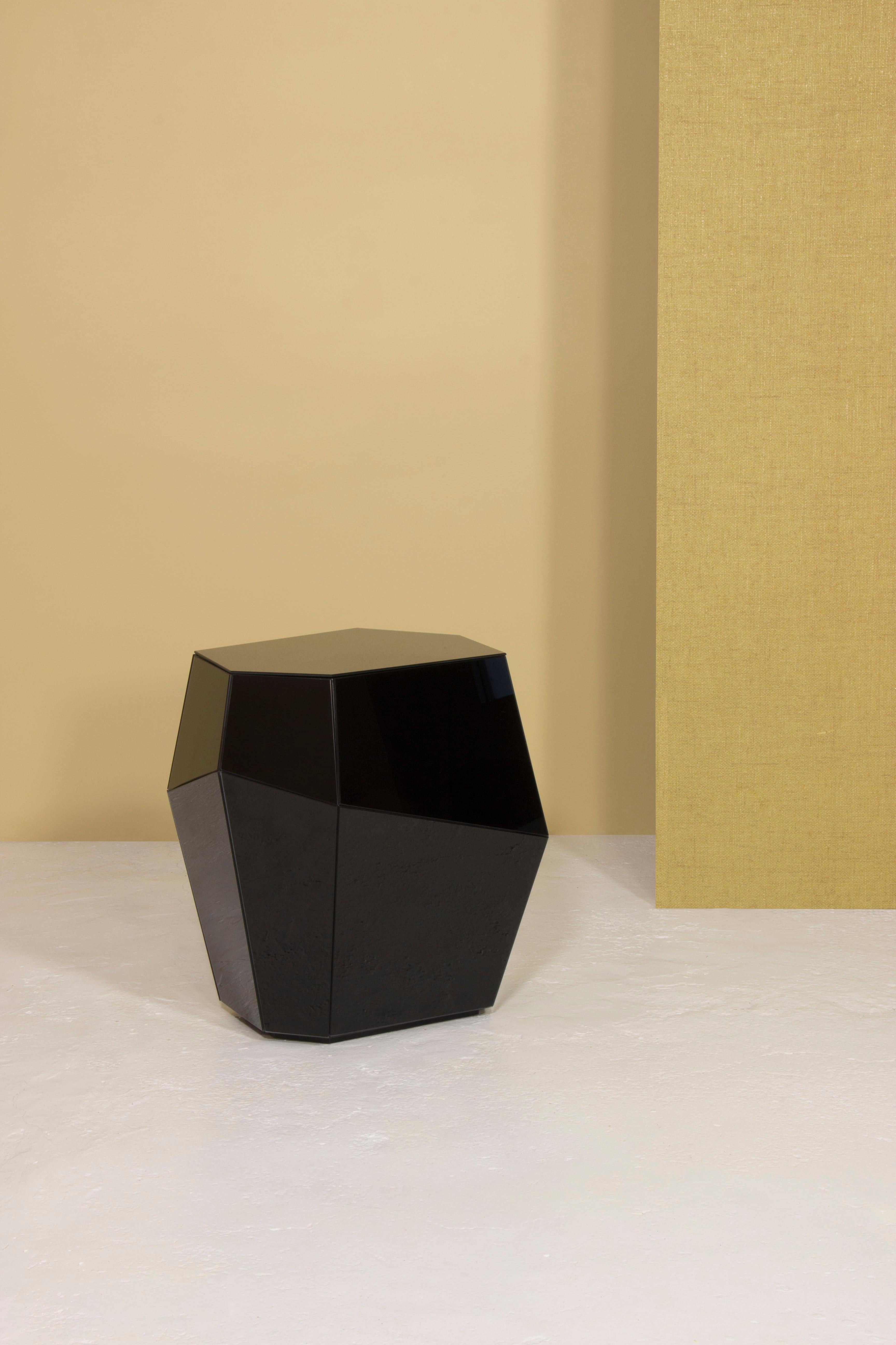 Hoher Beistelltisch mit drei Steinen, schwarzes Glas, InsidherLand von Joana Santos Barbosa (Moderne) im Angebot