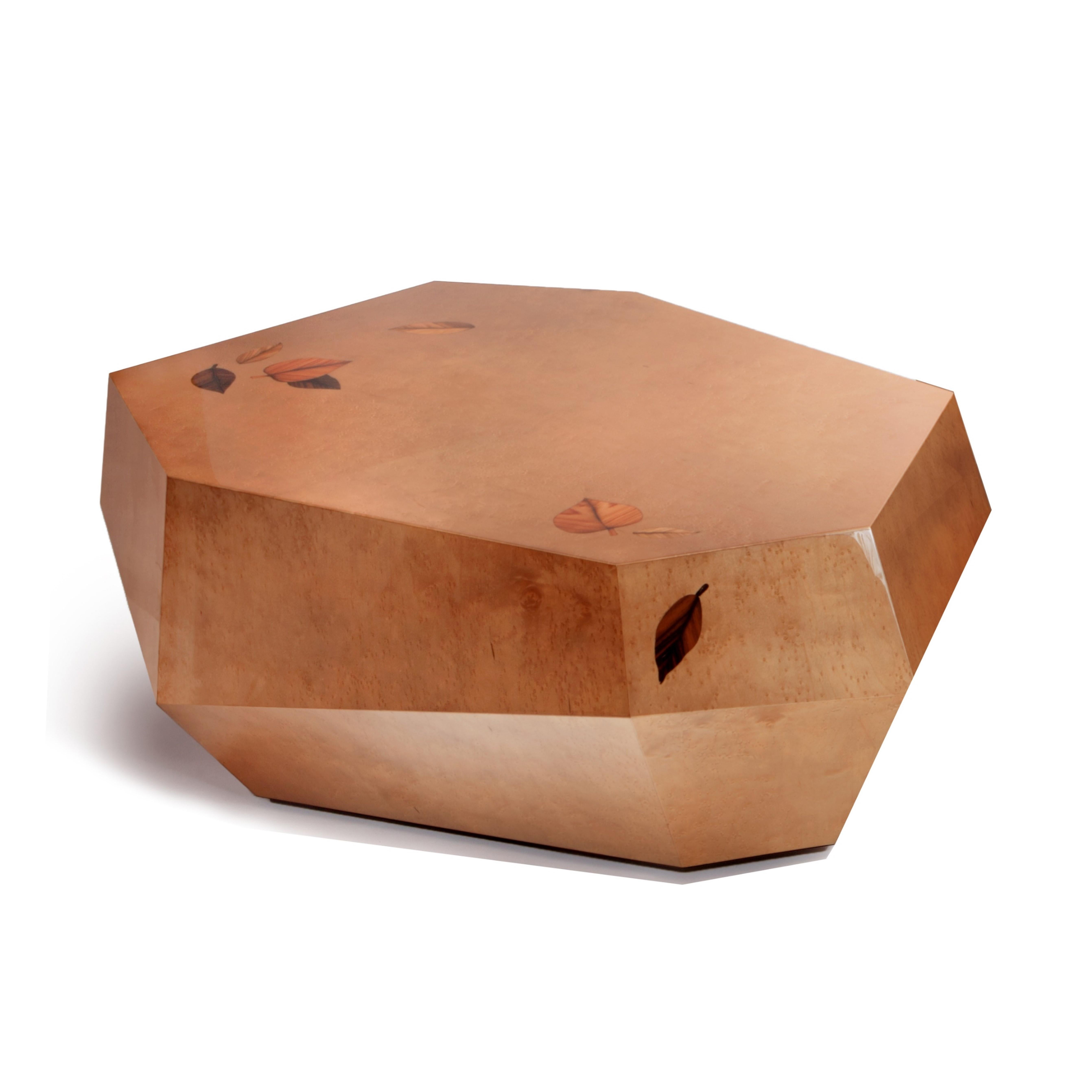 Die unregelmäßigen Formen der robusten Volumen der drei Rocks-Tische sind mit rauchbraunem Vogelaugenholzfurnier in Hochglanzlackierung ausgeführt. Hier wird das Modell des niedrigen Couchtisches vorgestellt. 
Die kleinen gepunkteten Knötchen