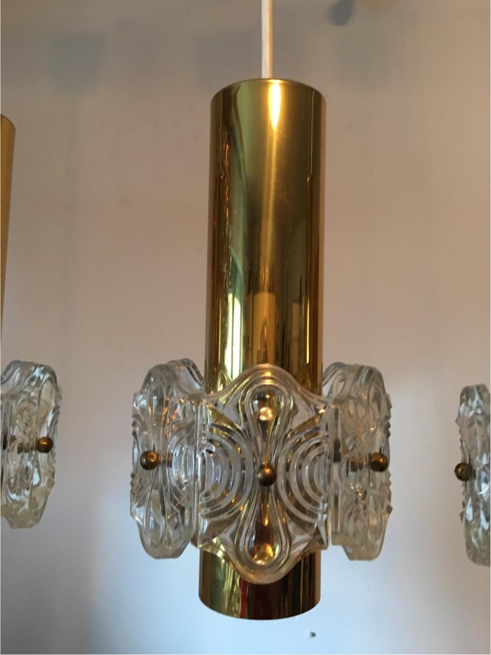Three Round Brass and Glass Pendant Lamp In Good Condition For Sale In Frisco, TX