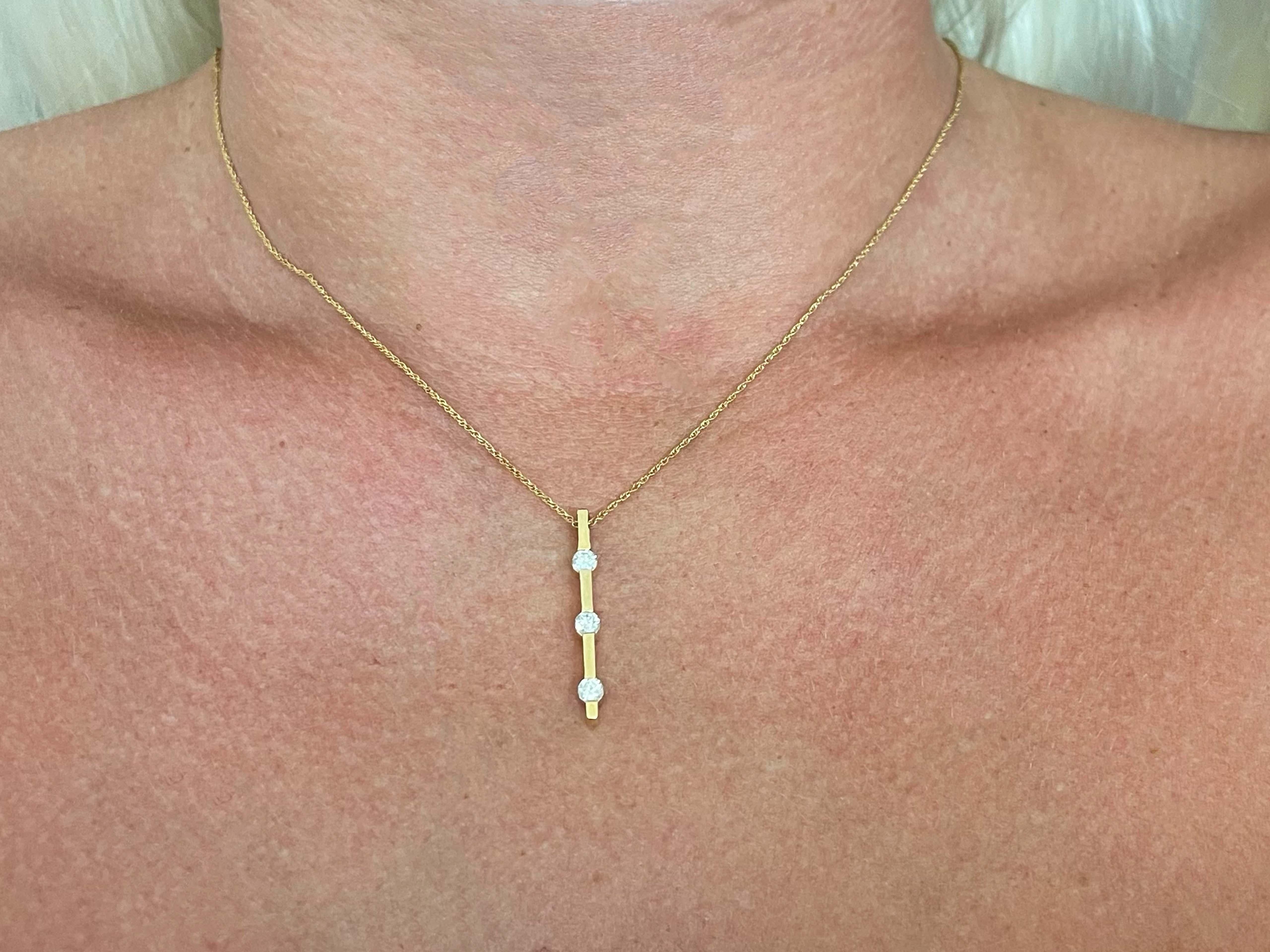 Spécifications de l'article :

Métal du collier : or jaune 14k

Poids total : 2,6 grammes

Longueur de la chaîne : 16 pouces 

Nombre de diamants : 3 taille brillant

Gouttes de pendentif : 1.10