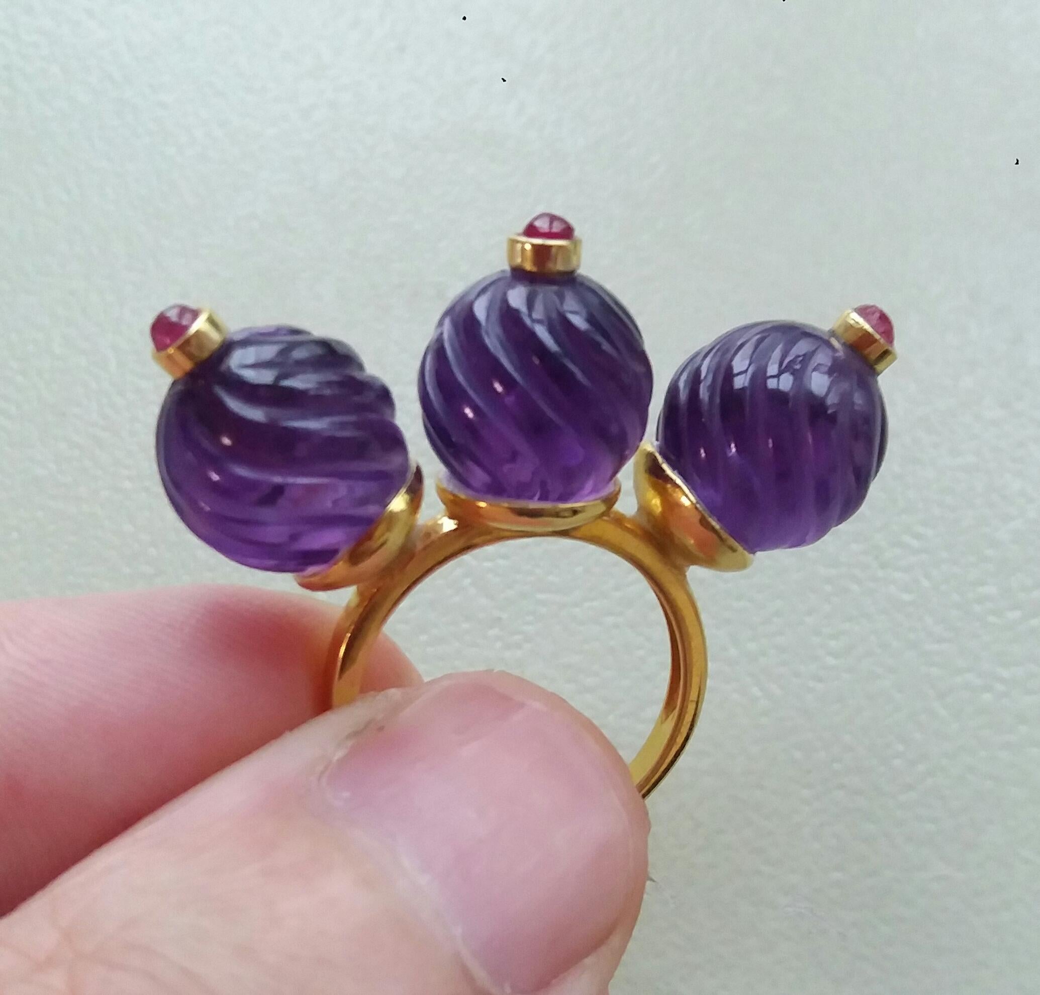 Three Round Carved Amethyst Beads Ruby Round Cabs 14K Yellow Gold Cocktail Ring In Excellent Condition For Sale In Bangkok, TH