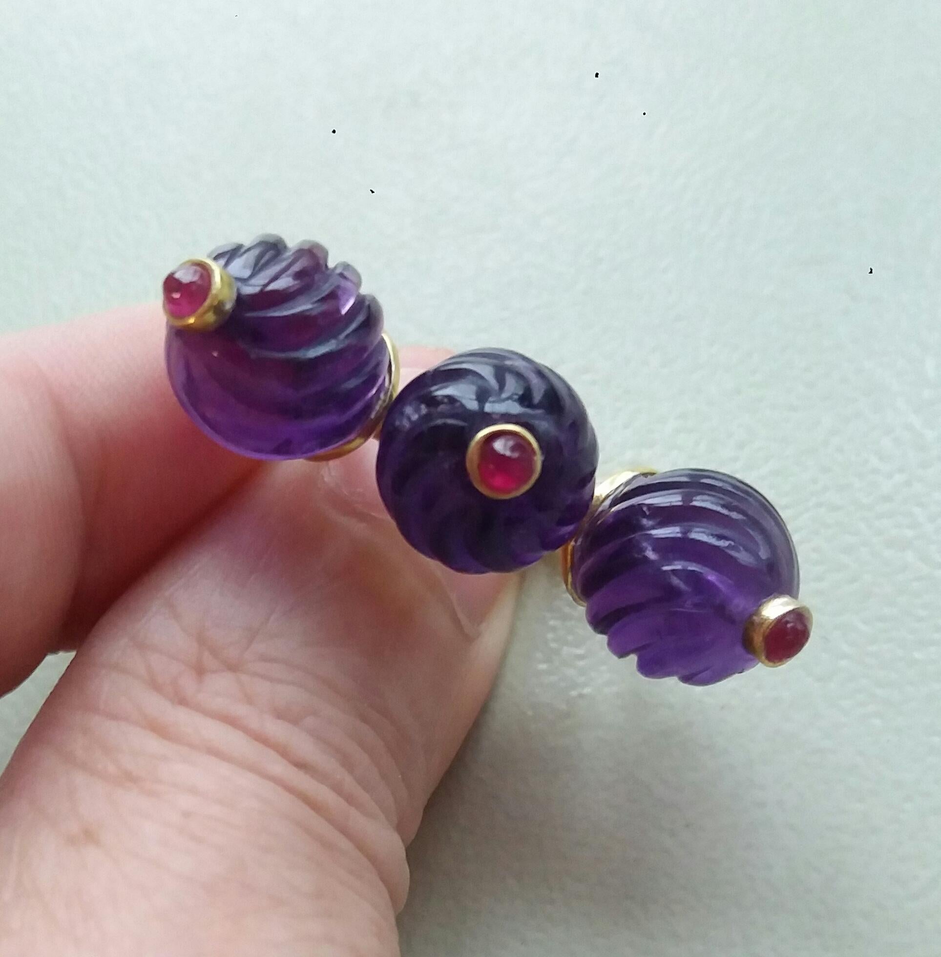 Women's Three Round Carved Amethyst Beads Ruby Round Cabs 14K Yellow Gold Cocktail Ring For Sale