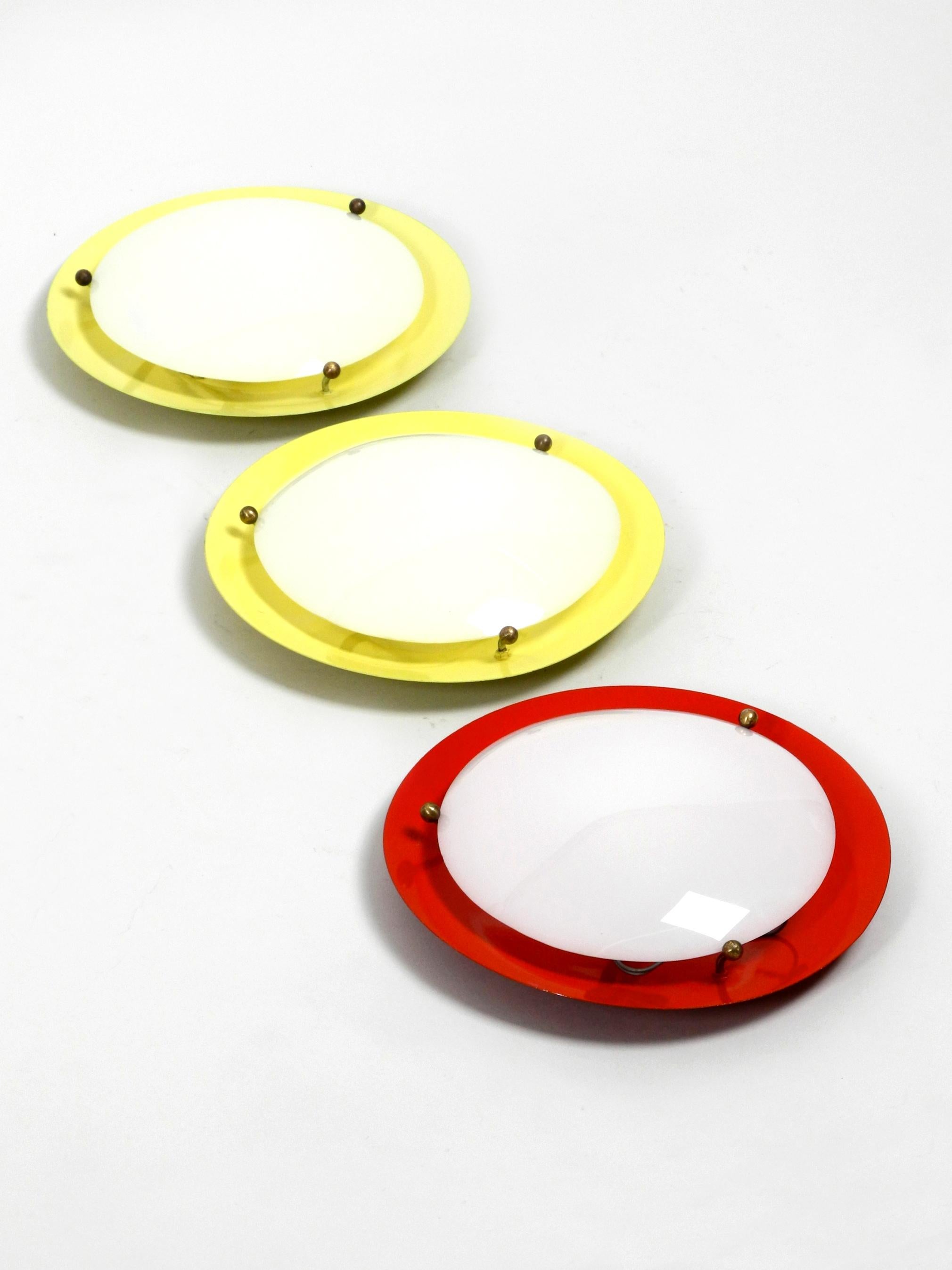 Tre lampade da parete o da soffitto rotonde del Medioevo in metallo e paralume in plexiglass in vendita 4