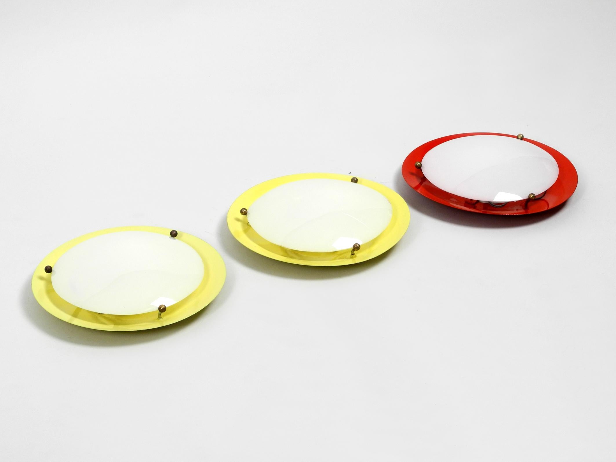 Tre rare lampade rotonde da parete o da soffitto della metà del secolo scorso in metallo e paralumi in plexiglass.
Prodotto in Germania negli anni '50.
Tutte e tre le lampade sono identiche. Un tipico design industriale minimalista di metà secolo