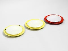 Drei runde Wand- oder Deckenlampen aus der Mitte des Jahrhunderts aus Metall und Plexiglasschirm