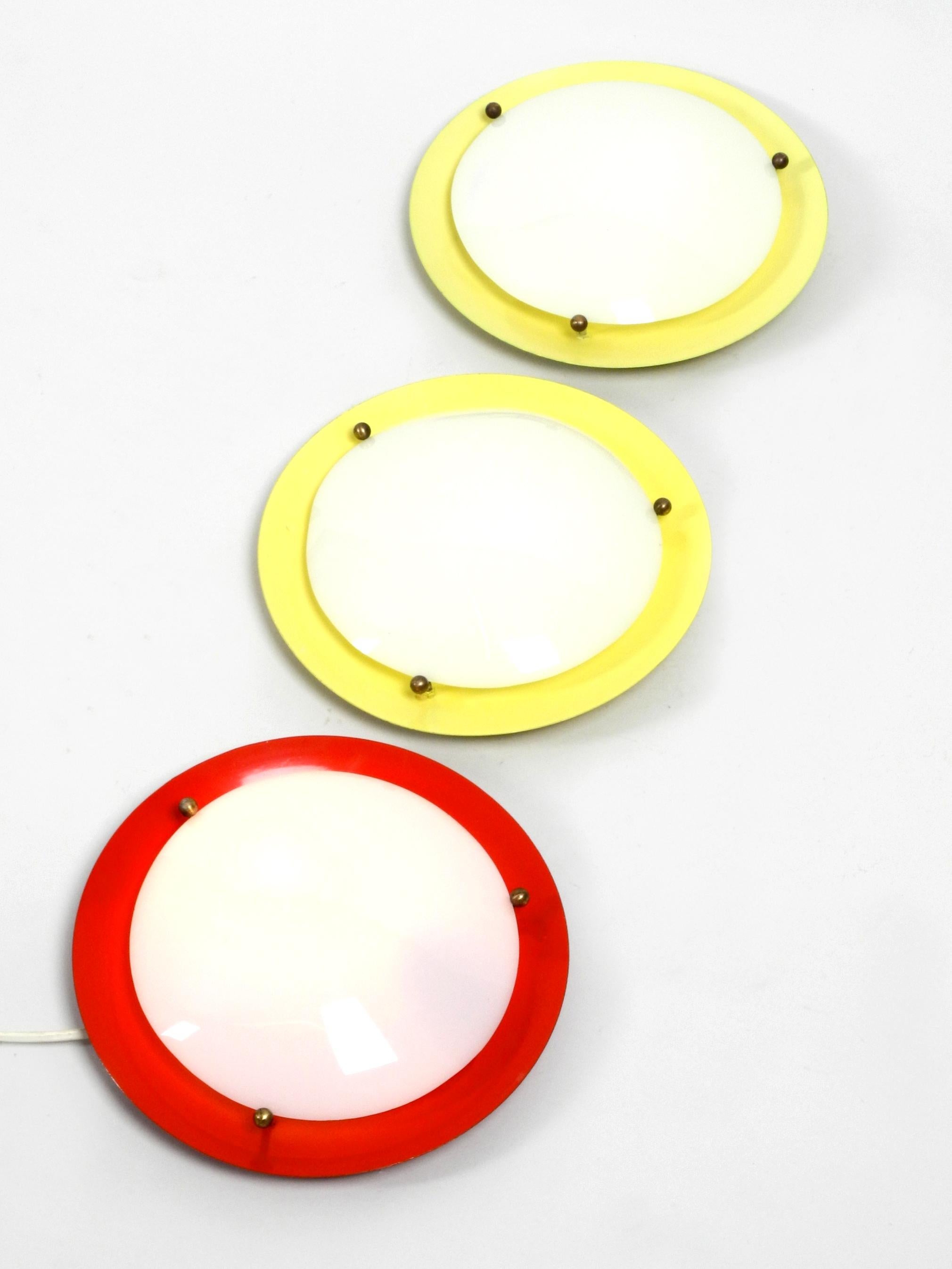 Tre lampade da parete o da soffitto rotonde del Medioevo in metallo e paralume in plexiglass In condizioni buone in vendita a München, DE