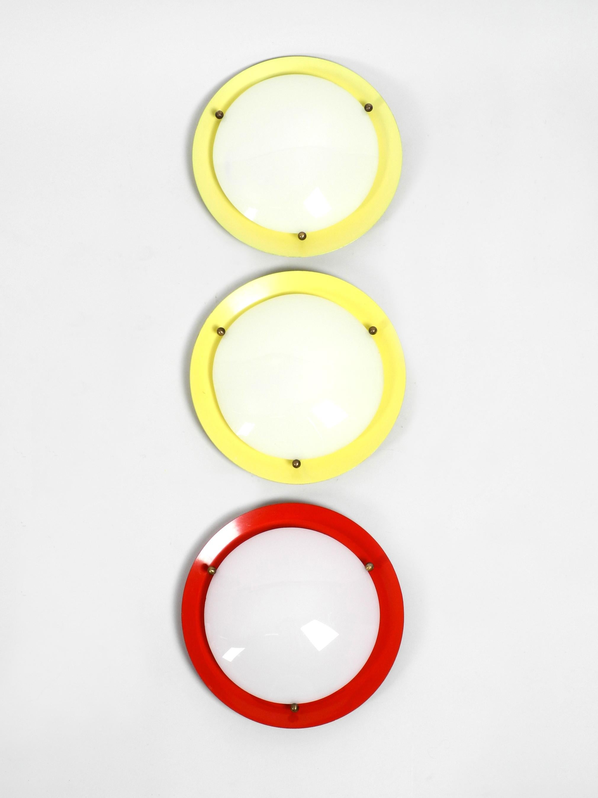 Metà XX secolo Tre lampade da parete o da soffitto rotonde del Medioevo in metallo e paralume in plexiglass in vendita