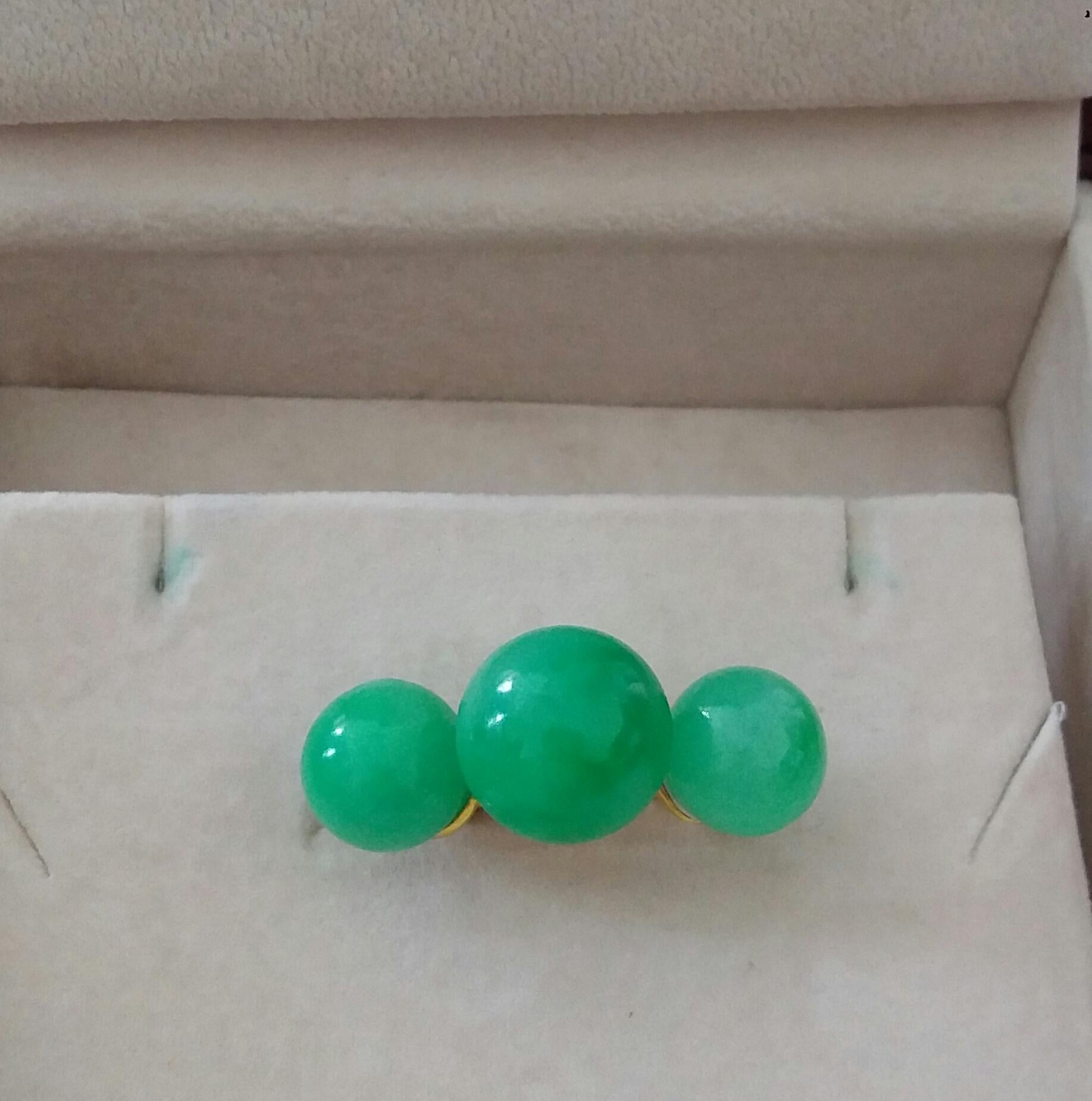 Bague cocktail en or jaune 14 carats à trois perles rondes en jade de Birmanie en vente 7