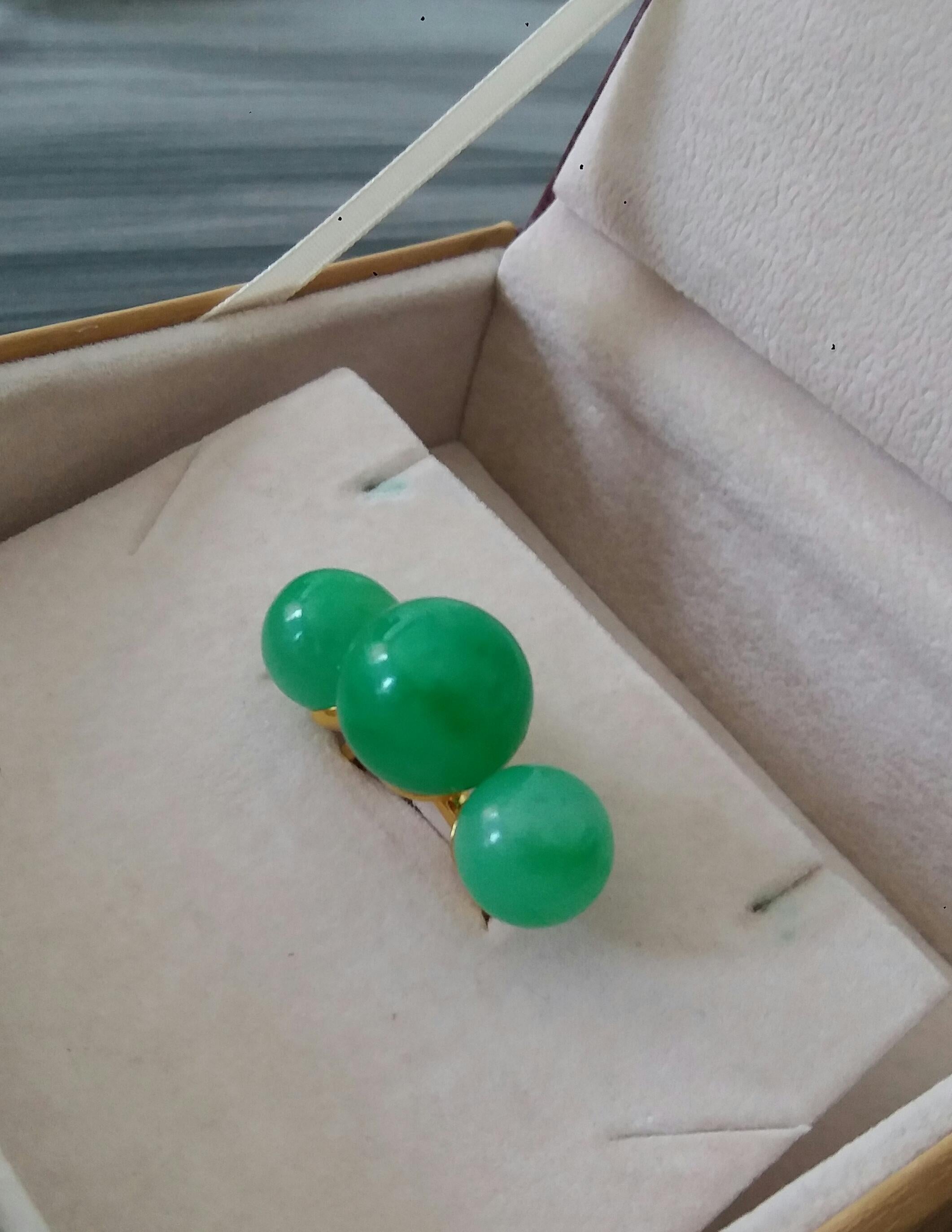 Bague cocktail en or jaune 14 carats à trois perles rondes en jade de Birmanie en vente 8