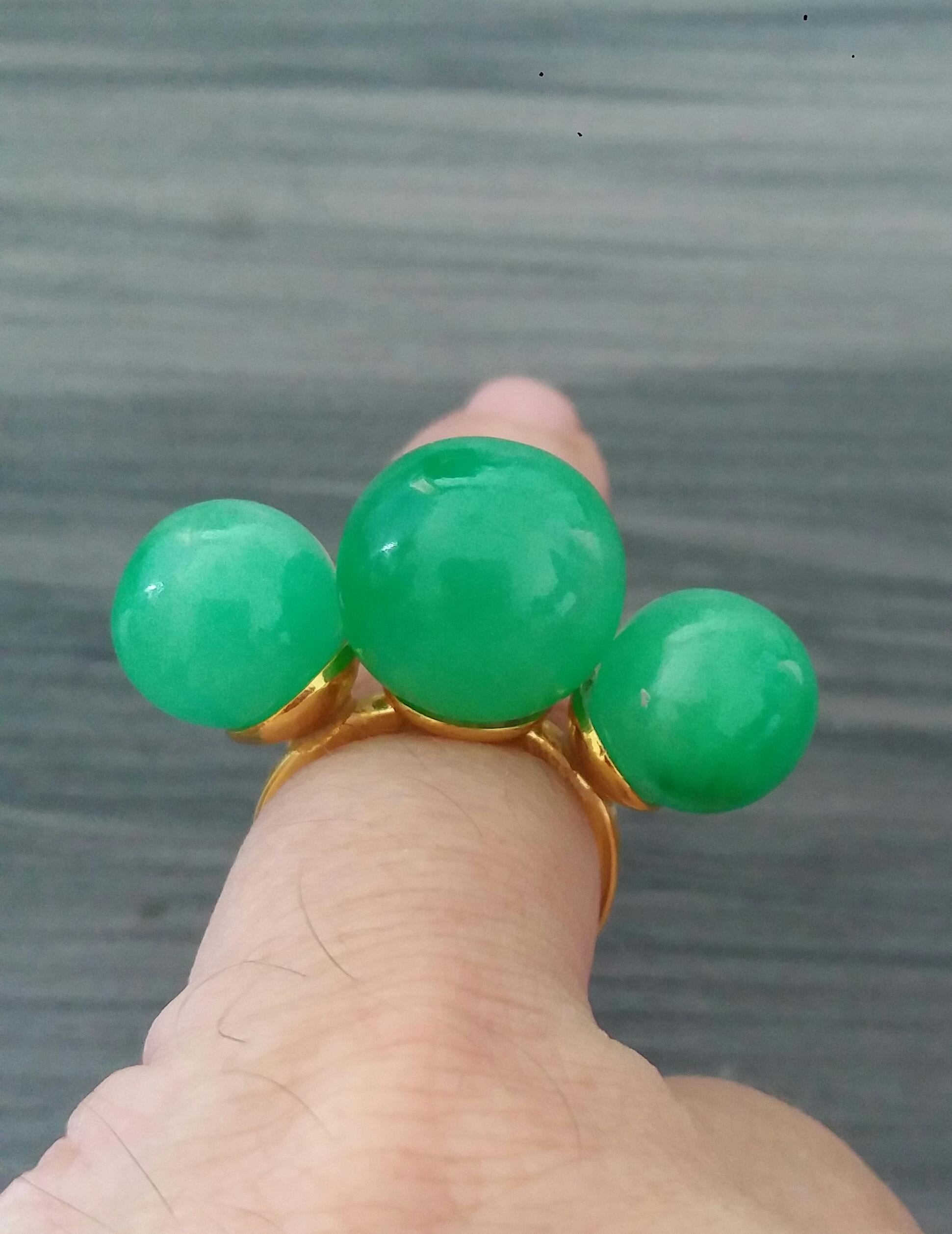 Bague cocktail en or jaune 14 carats à trois perles rondes en jade de Birmanie Excellent état - En vente à Bangkok, TH