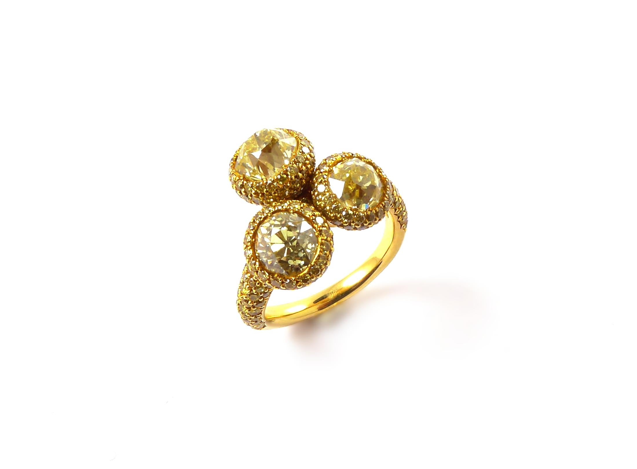 Contemporary Three Round Yellow Diamonds 3.10 Carat Total Mounted in 18 Karat Yellow Gold For Sale