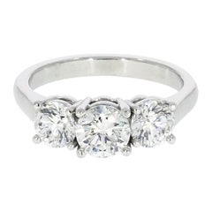 Anillo de compromiso de platino con tres diamantes redondos