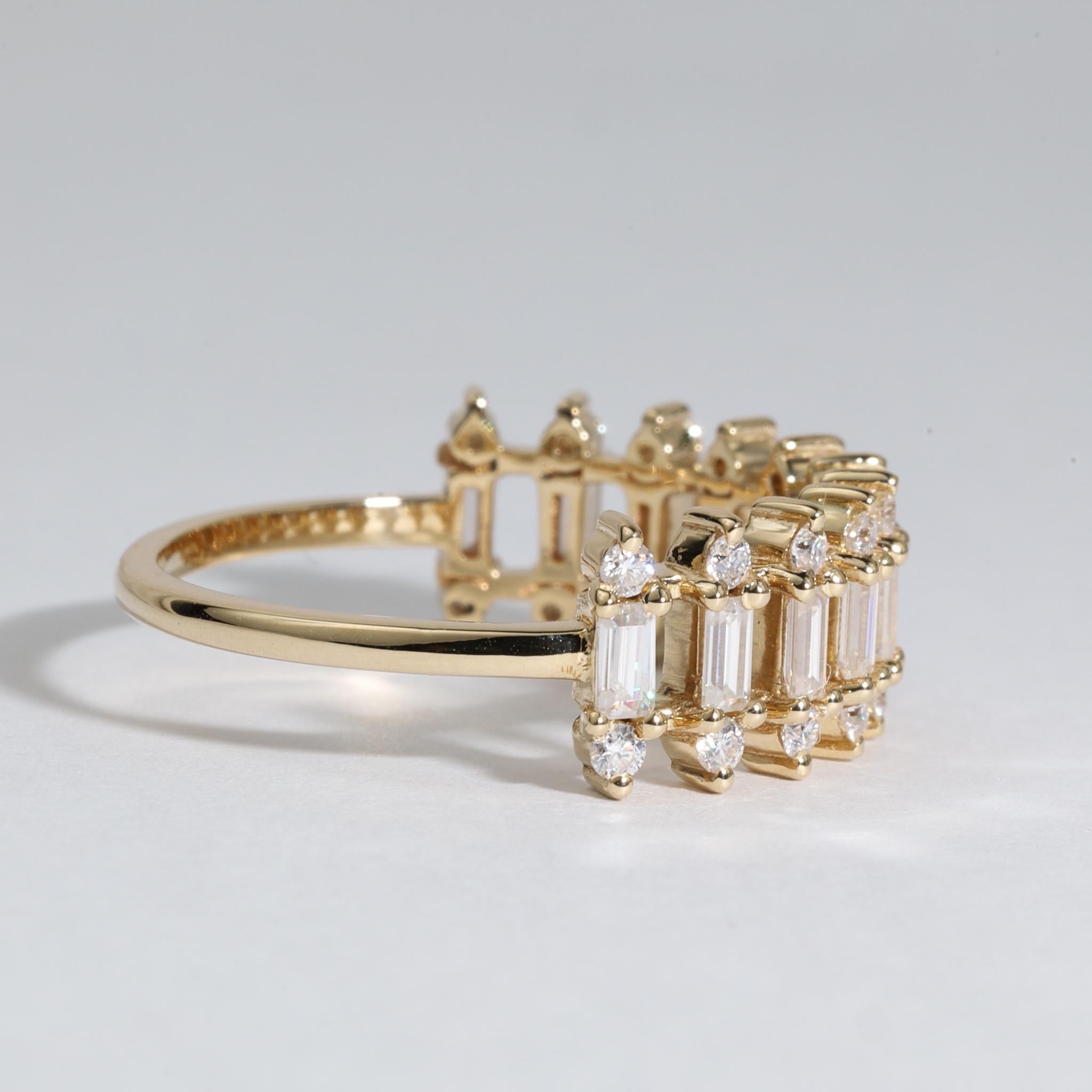 Three-Row 0.83ct Baguette & Round Diamond Studded Wedding Ring in 18K YellowGold For Sale 2
