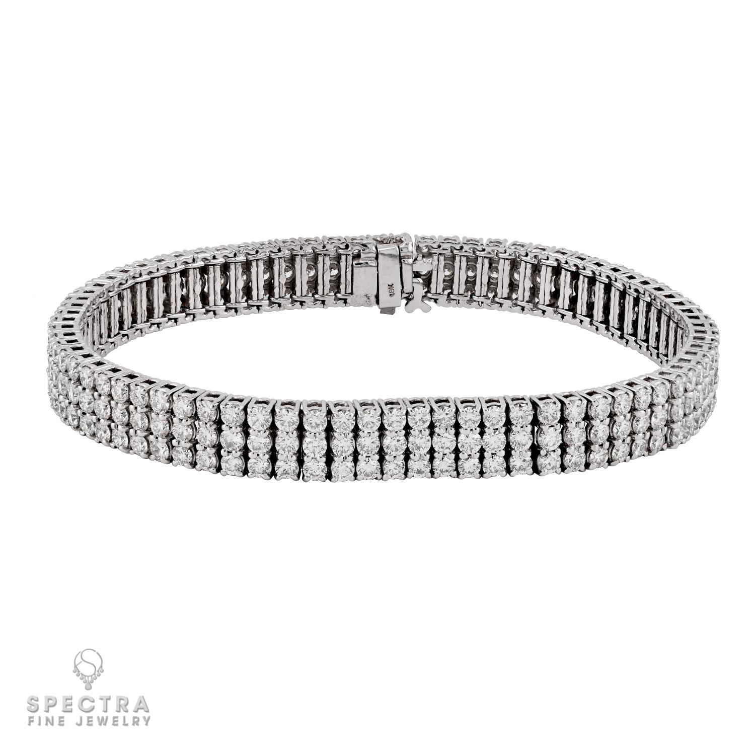 Questo elegante bracciale con tre file di diamanti unisce una brillantezza senza tempo a una raffinata maestria artigianale. Progettato con 228 diamanti rotondi che brillano in perfetta armonia, offre un totale impressionante di circa 16,0 carati.