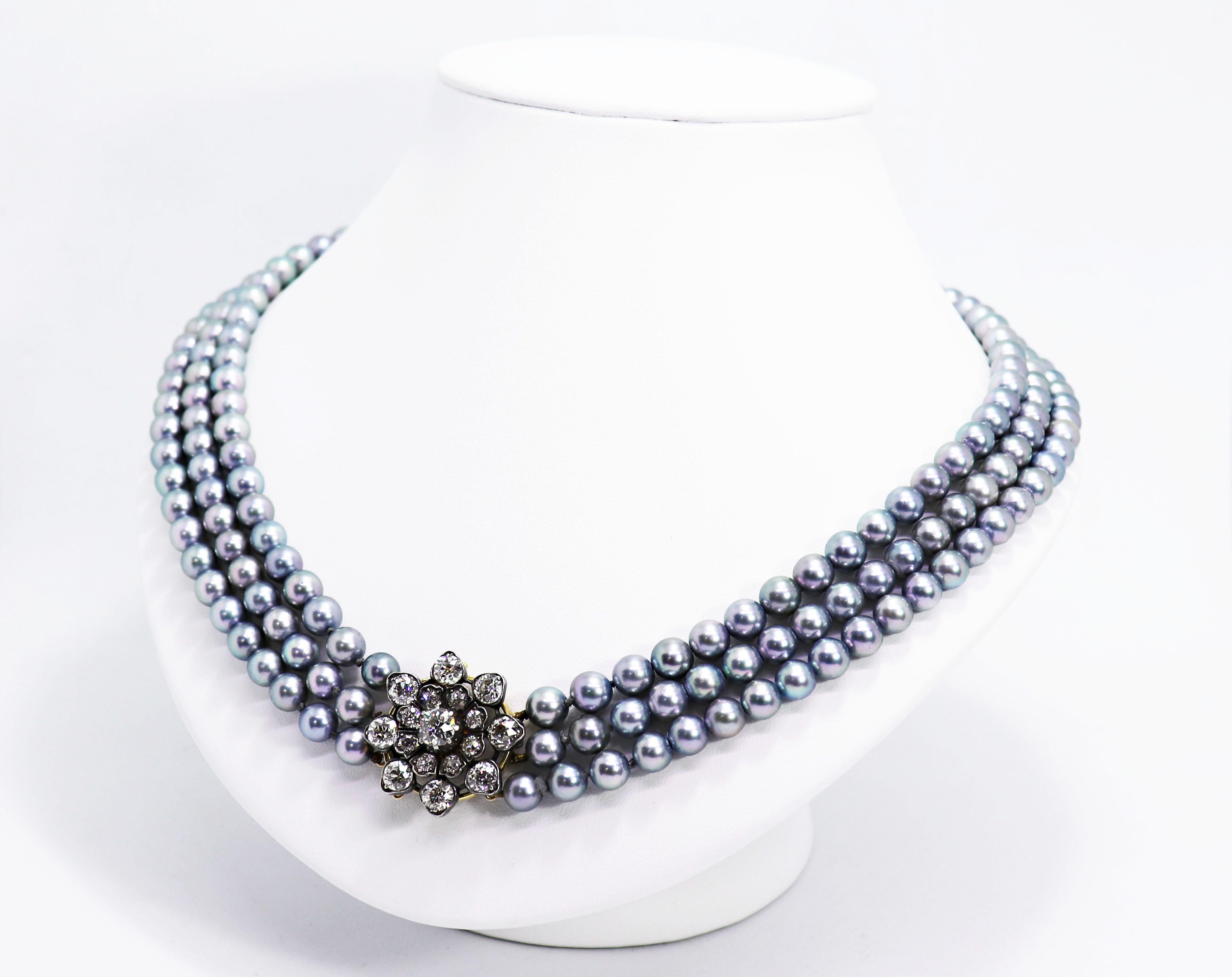 Squisita collana degli anni '20 con tre file di 216 perle Akoya tinte in grigio argento, infilate in un fermaglio fatto a mano con diamante vecchio taglio europeo. I diamanti hanno un peso totale approssimativo di 5,41 carati e la pietra centrale