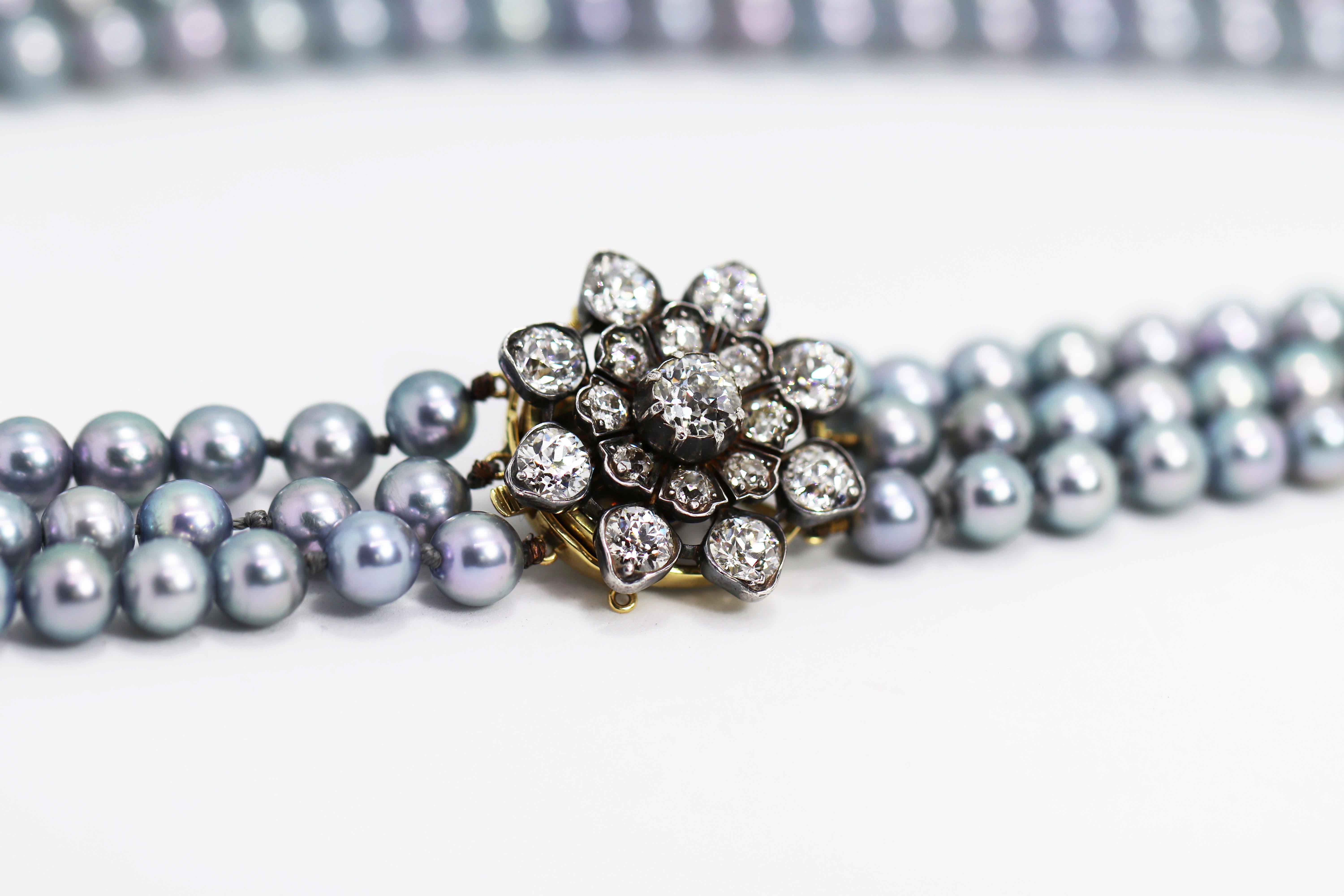 Taille vieille Europe Collier de trois rangées de perles Akoya et de diamants taille vieille Europe, c. 1920 en vente