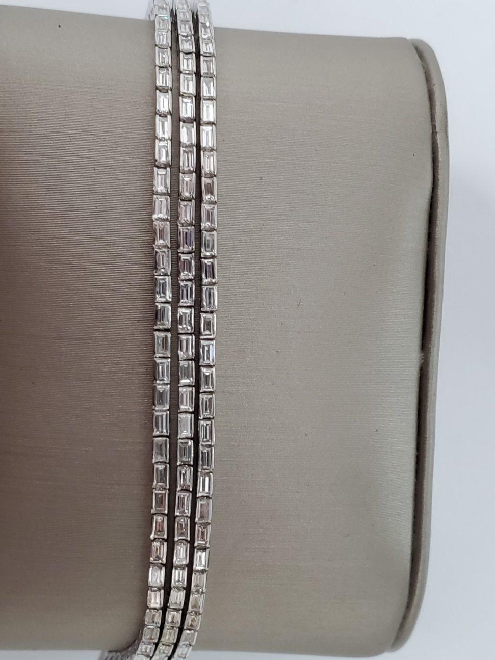 8 Karat Gesamtgewicht Dreireihiges Baguette-Diamantarmband aus 18 Karat Weißgold im Zustand „Hervorragend“ im Angebot in Los Angeles, CA