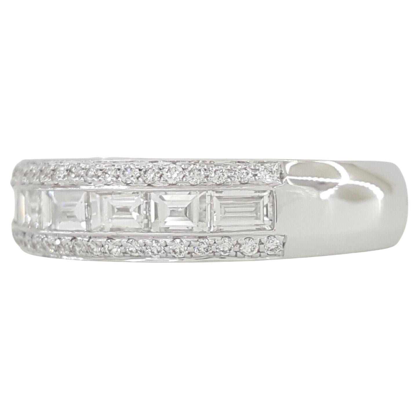 Dreireihiges Diamantband mit Baguette und rundem Brillantschliff RIng (Moderne) im Angebot