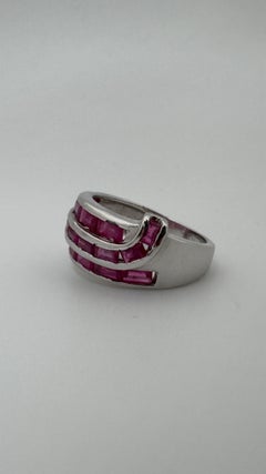 Tre file di rubini a baguette incastonati a canale, anello in oro bianco 14 carati, 1,45 ct