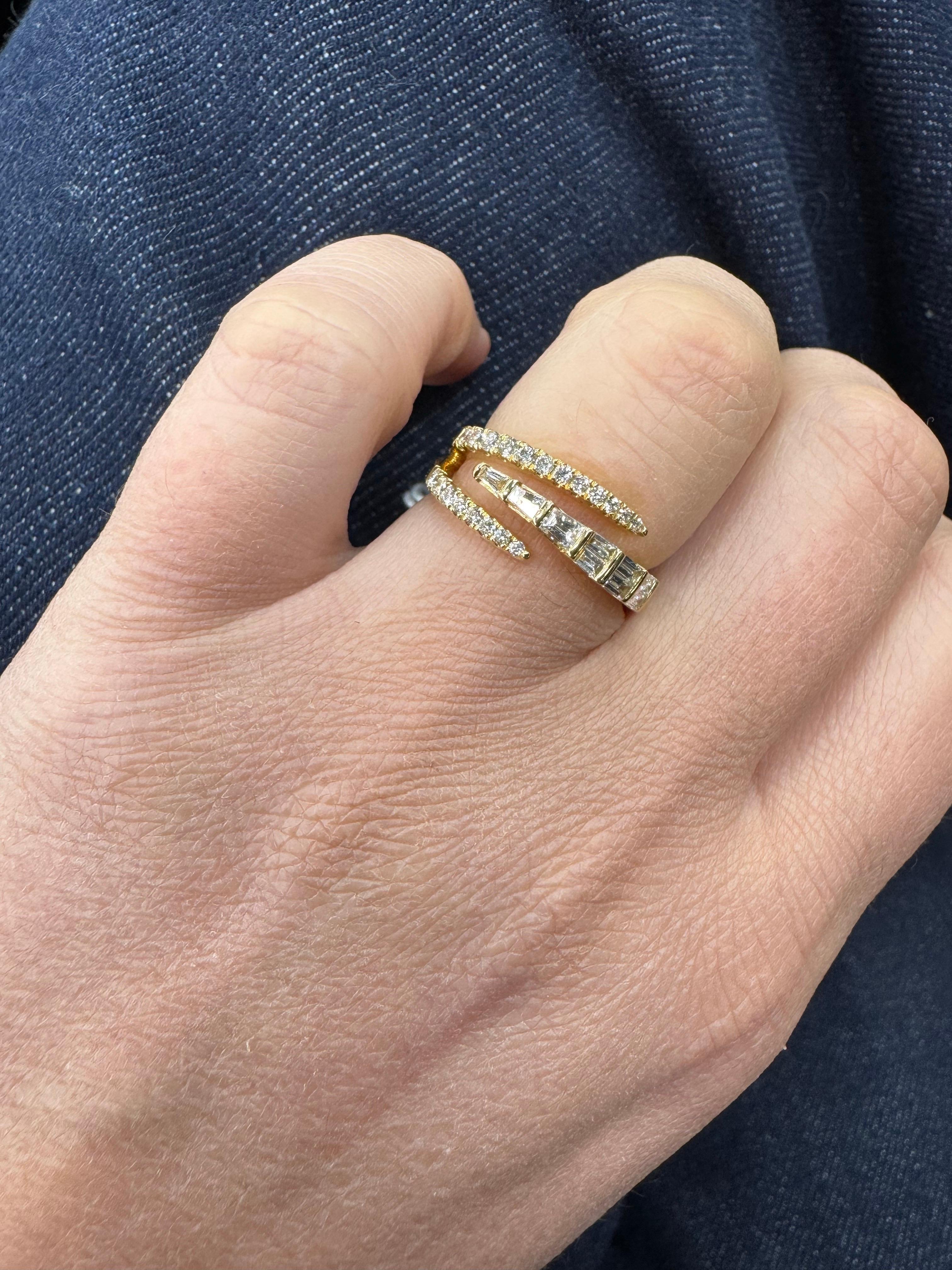 Contemporain The Row Claw Crossover Baguette Round Diamond Ring 0.62 Carats 14KT Gold en vente