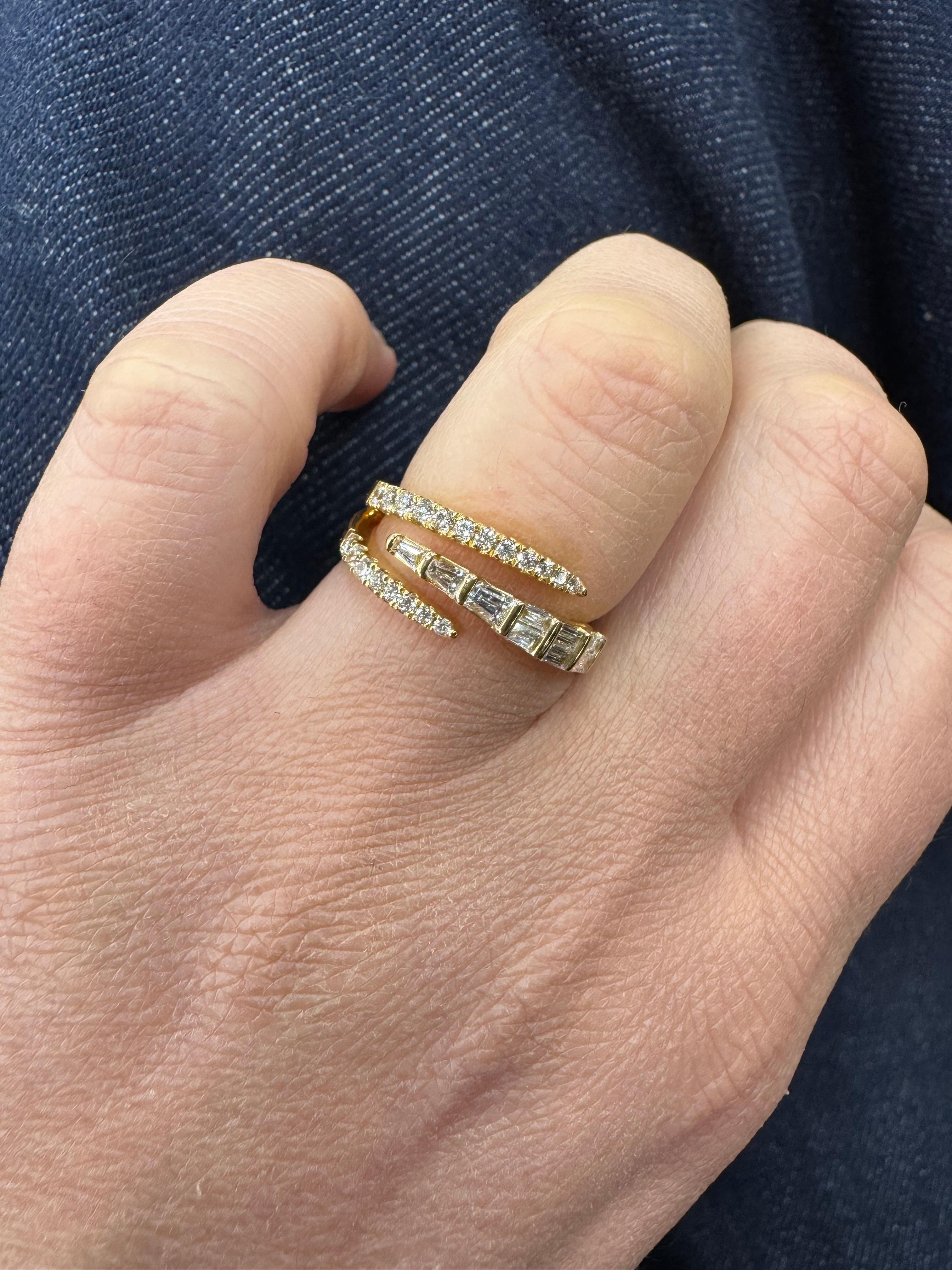 Taille ronde The Row Claw Crossover Baguette Round Diamond Ring 0.62 Carats 14KT Gold en vente