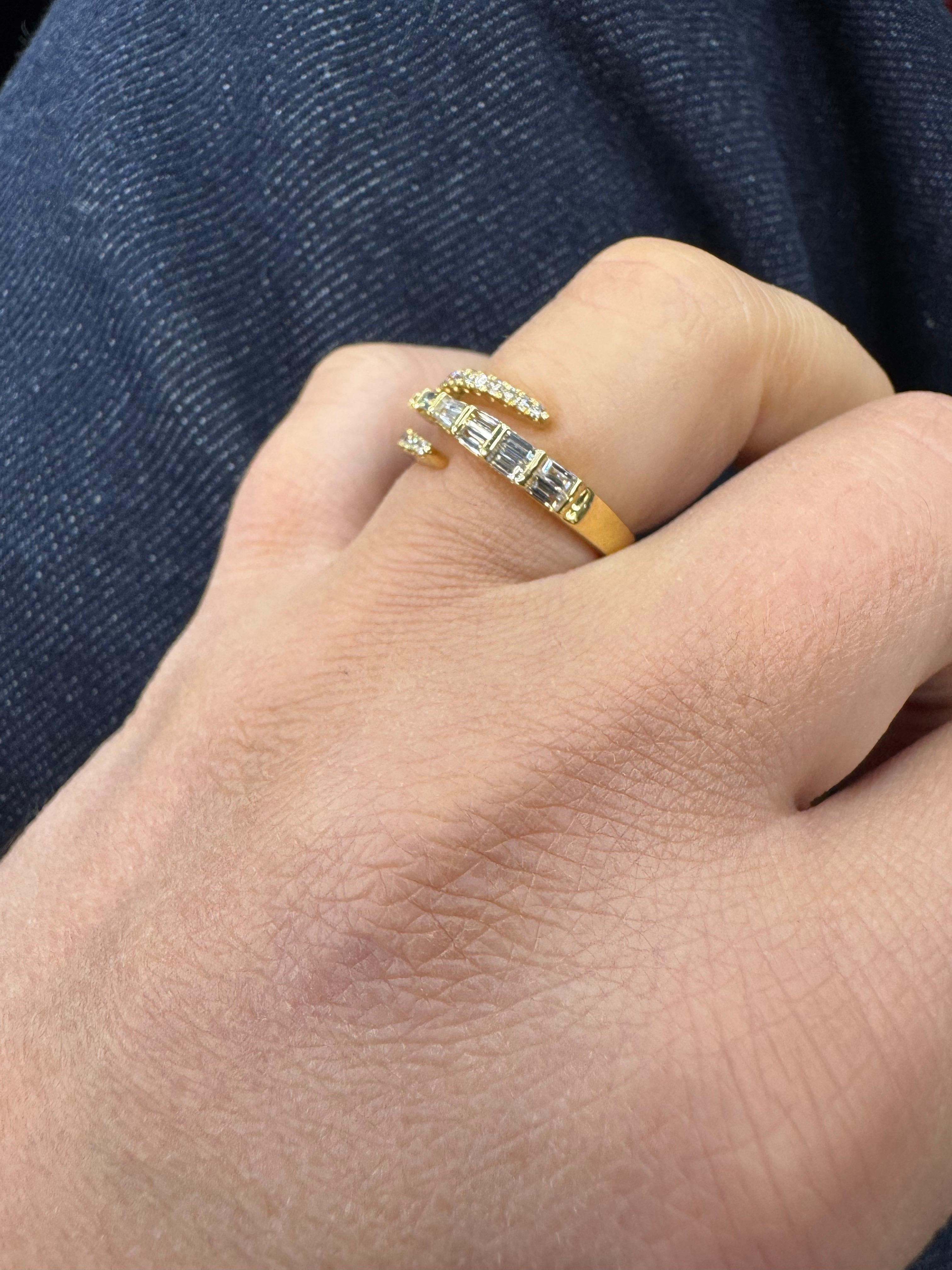 The Row Claw Crossover Baguette Round Diamond Ring 0.62 Carats 14KT Gold Neuf - En vente à New York, NY