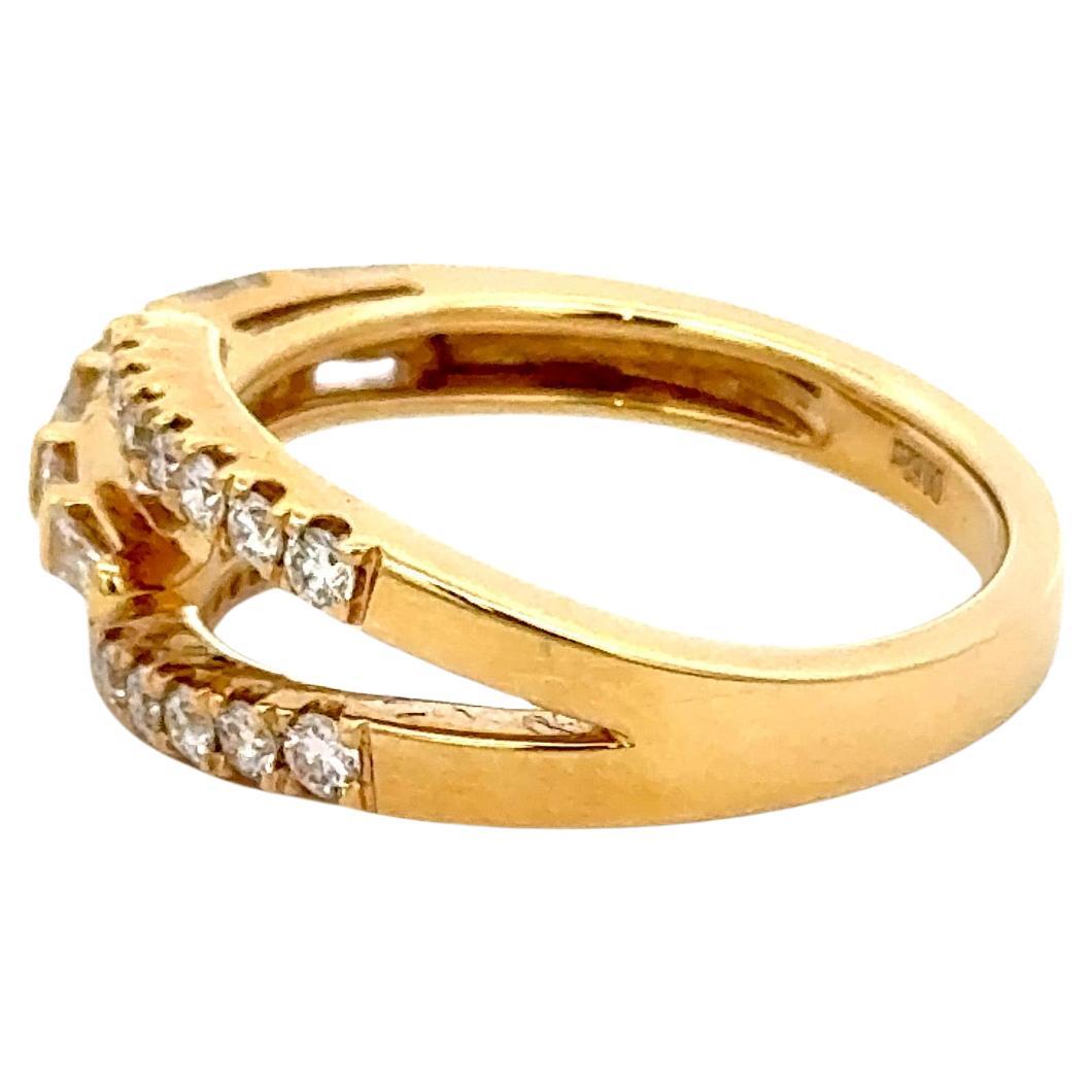 The Row Claw Crossover Baguette Round Diamond Ring 0.62 Carats 14KT Gold Pour femmes en vente