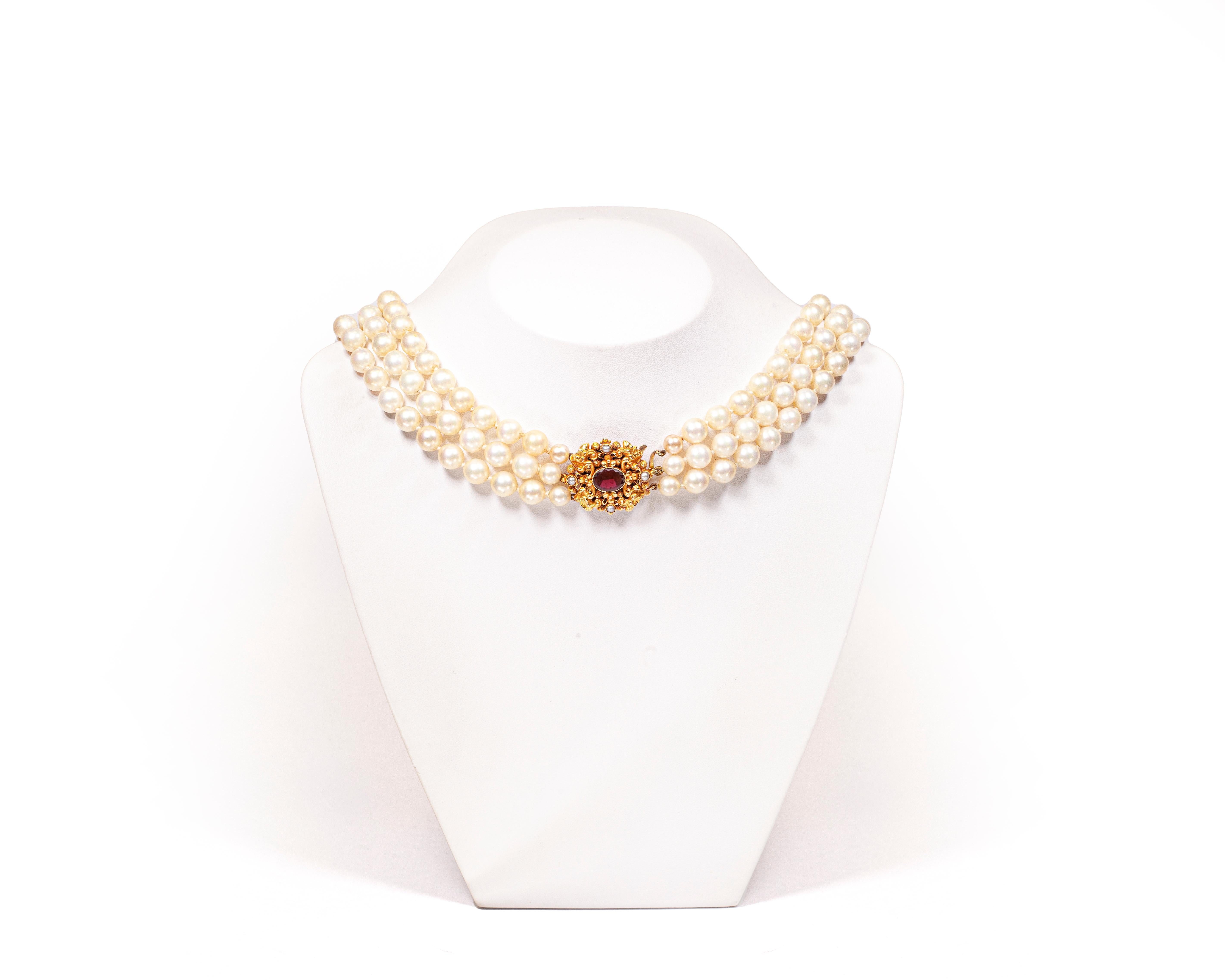 Perlen, ein Symbol für Treue und Reinheit, sind in diesem atemberaubenden Schmuckstück gekonnt mit dem reichen und königlichen Farbton von 18 Karat Gelbgold verwoben.

Diese bezaubernde Perlenkette besteht aus 3 Strängen einzeln geknoteter