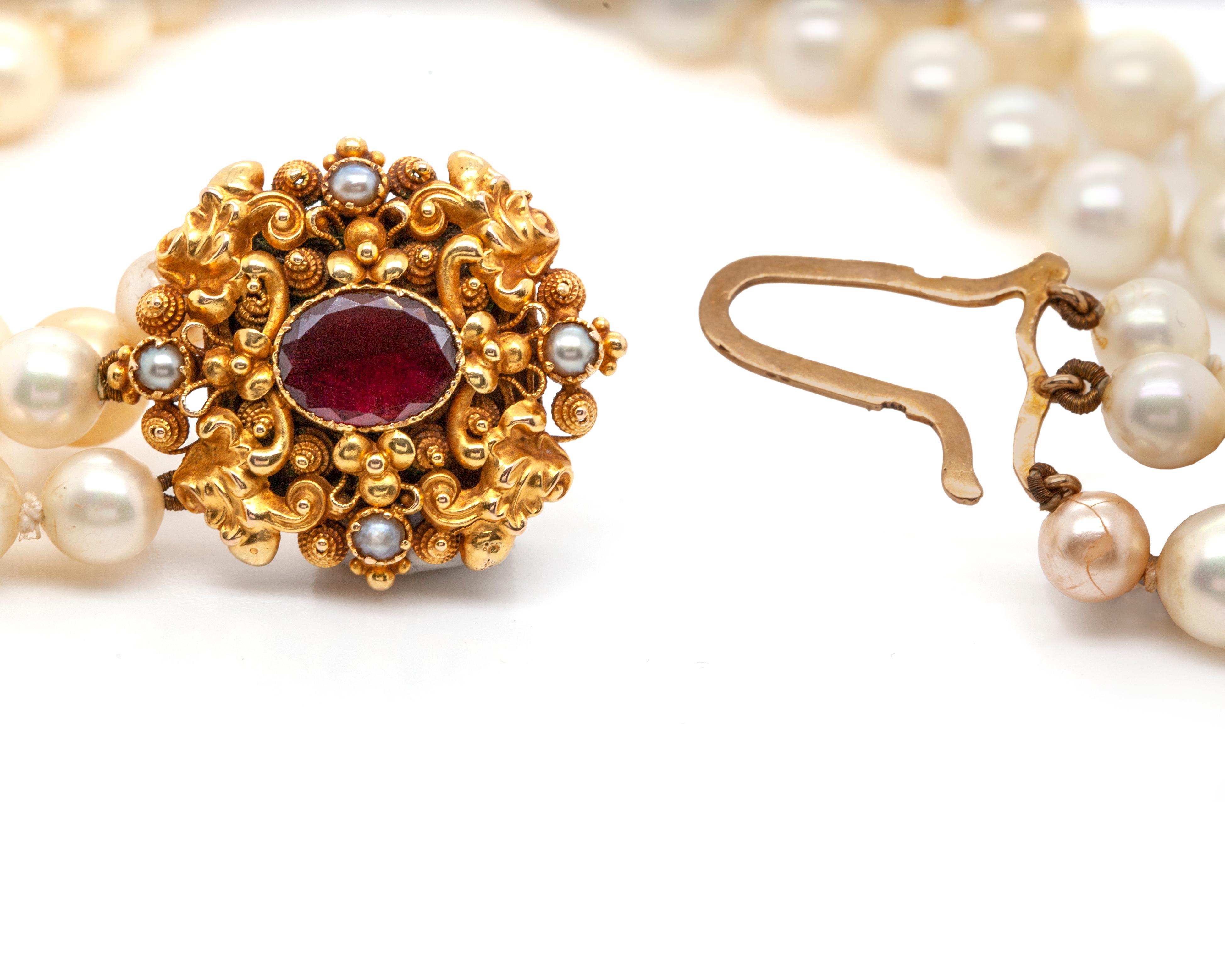 Three-Row Cultured Pearl Necklace with Garnet and Seed Pearl Yellow Gold Clasp In Good Condition For Sale In London, GB