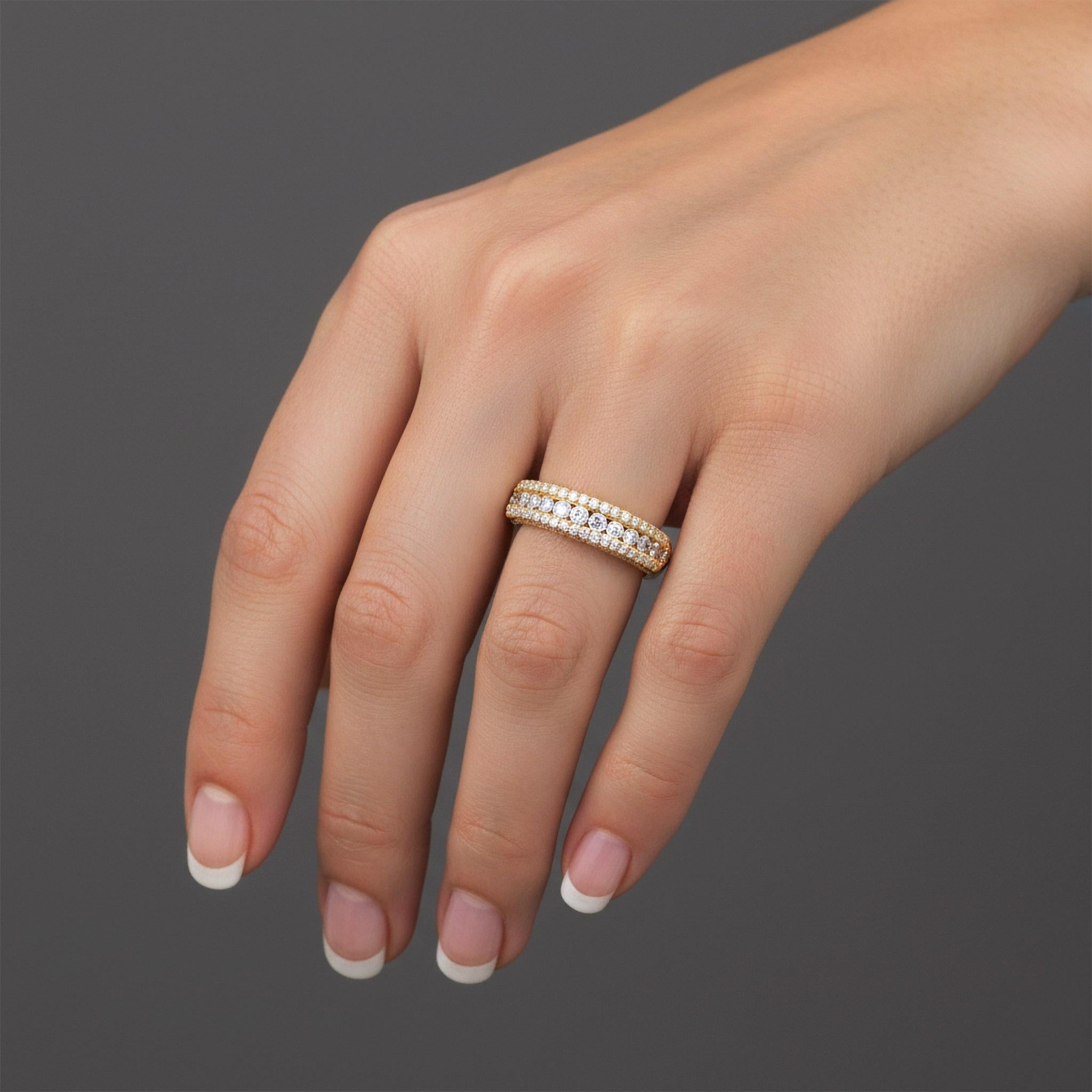 En vente :  Bague à trois rangs de diamants en or jaune 14K (ou 18k sur demande) avec accents 2