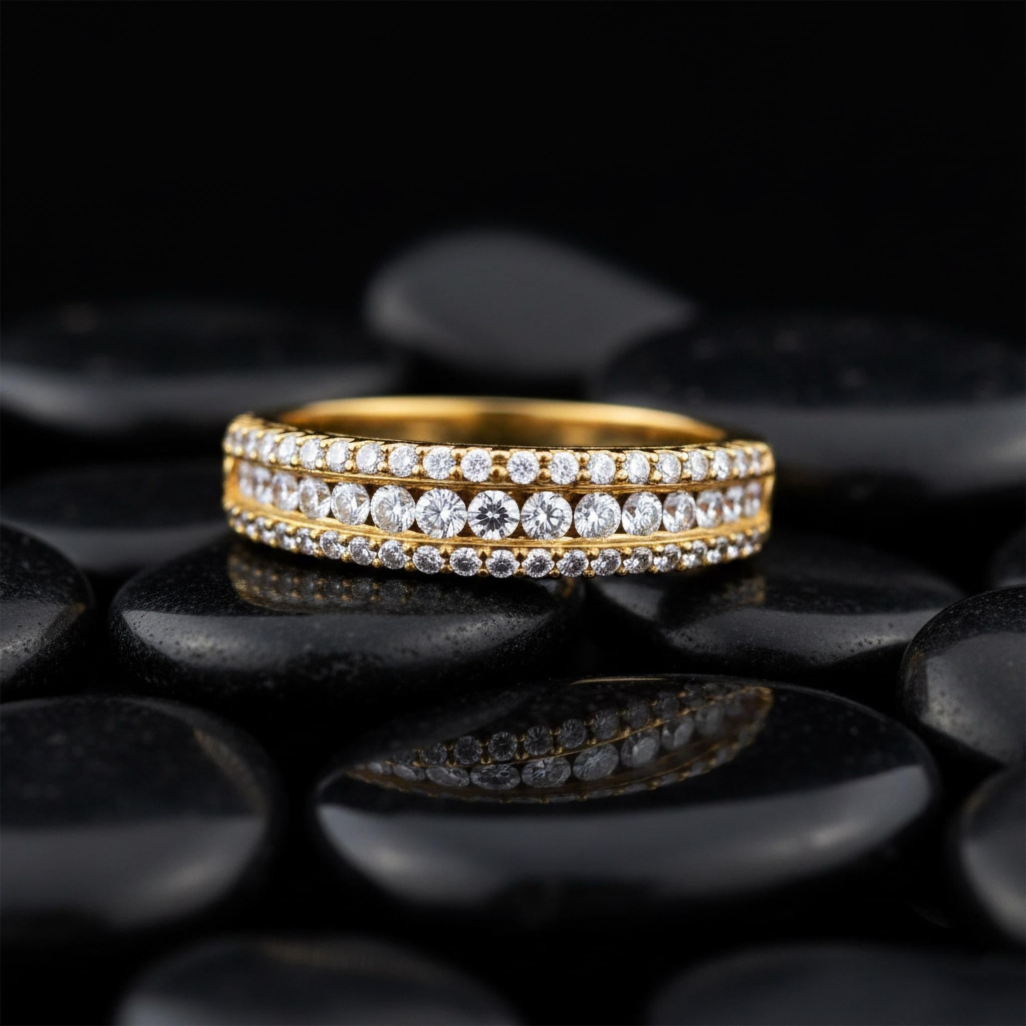 En vente :  Bague à trois rangs de diamants en or jaune 14K (ou 18k sur demande) avec accents 3
