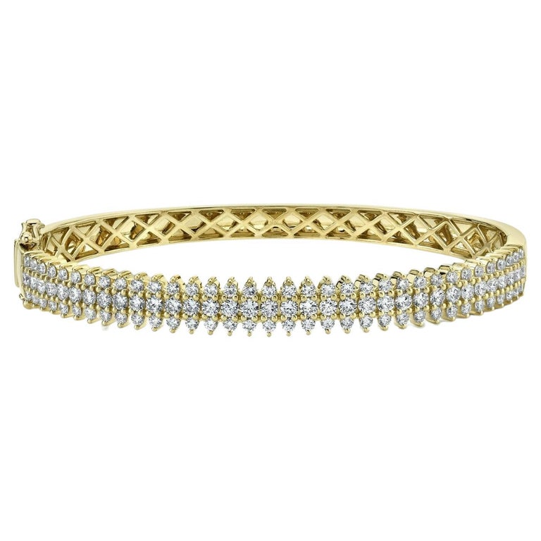 Bracelet jonc en or jaune à trois rangées de diamants d'un poids total de  2,55 carats En vente sur 1stDibs