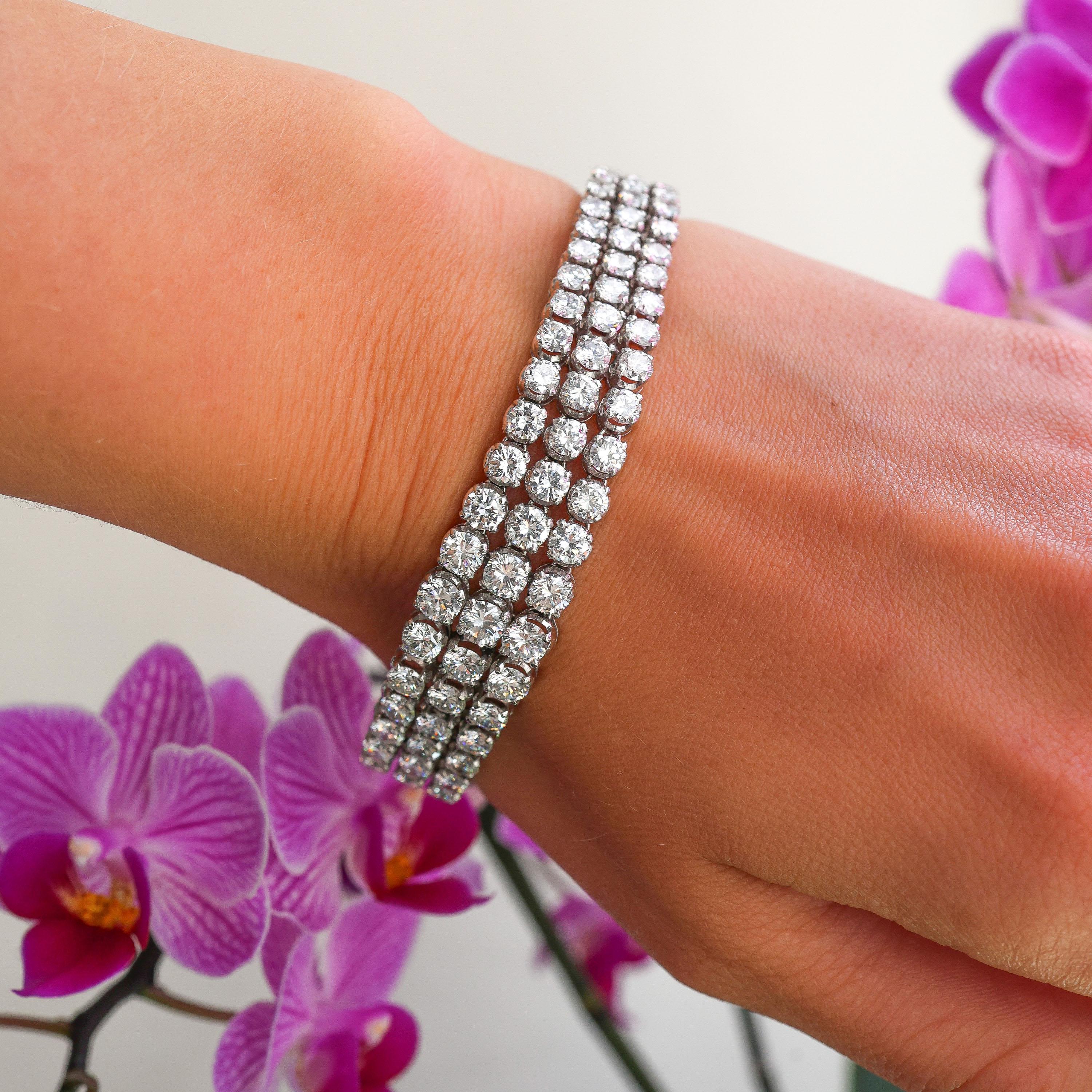 Bracciale a tre file di diamanti, con tre file di diamanti tondi taglio brillante graduati, incastonati in cesti a quattro griffe, in un design articolato, montato in platino, con chiusura a scatola e linguetta in oro bianco e due chiusure di