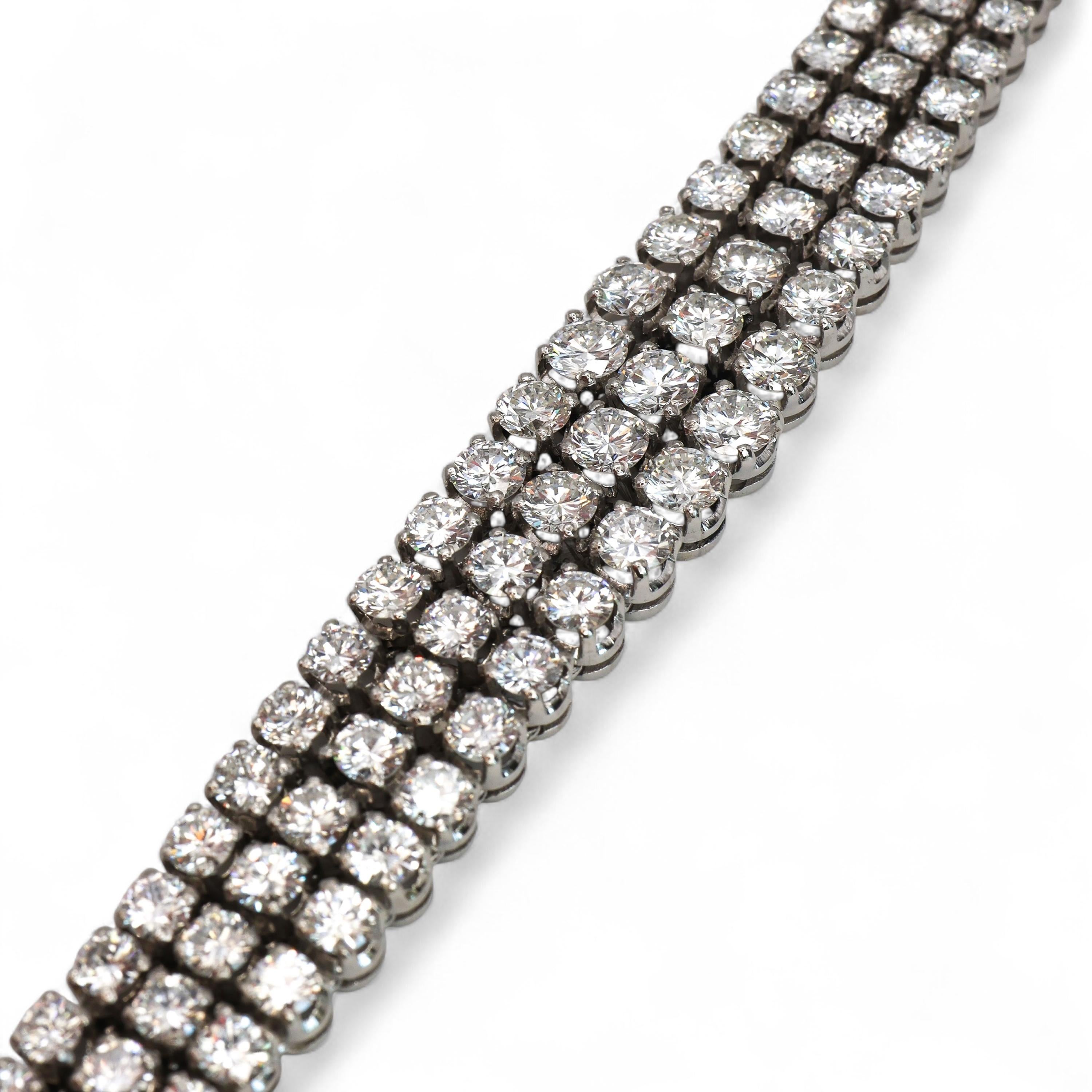 Rétro Bracciale a tre file di diamanti e platino, circa 1980, 19,00 carati in vendita