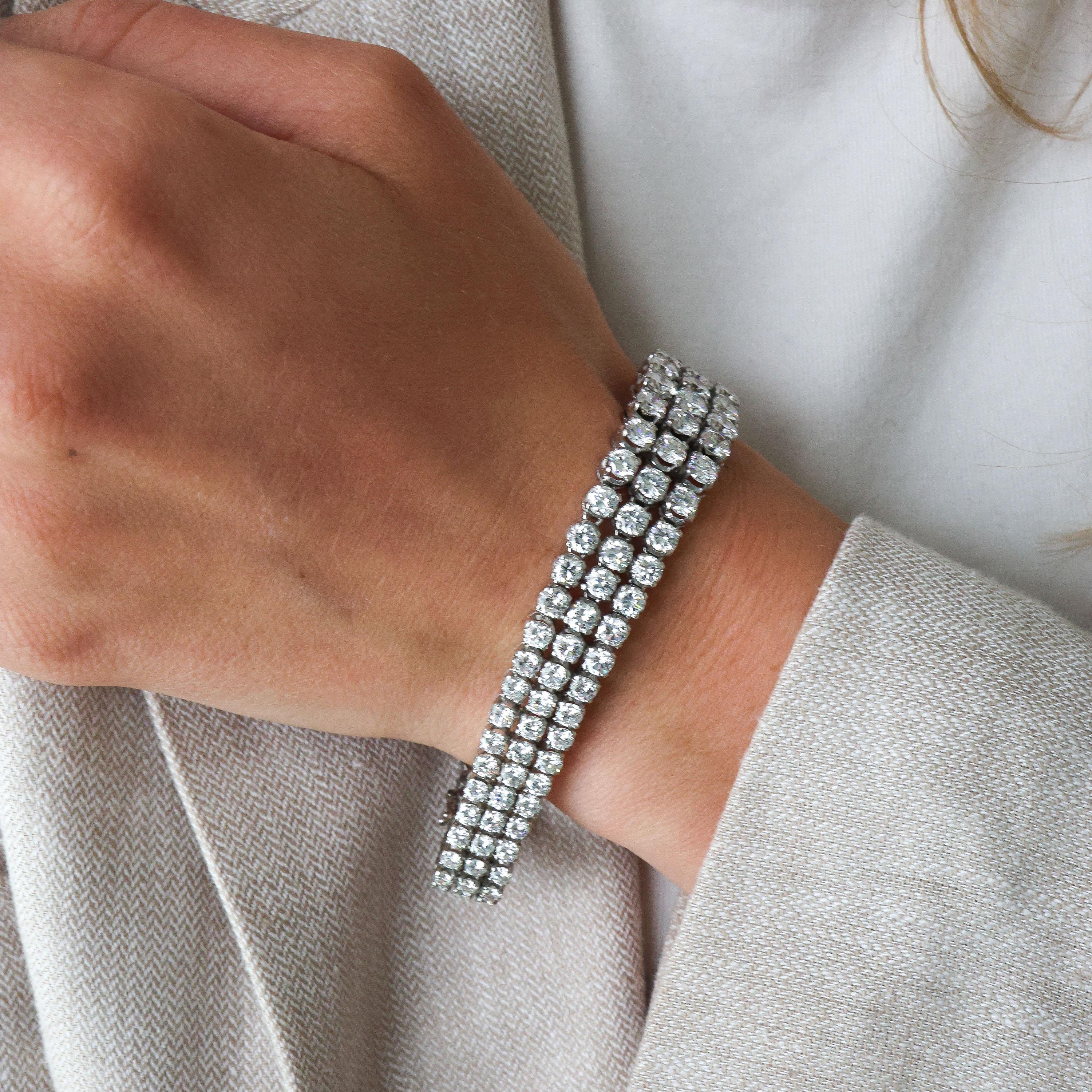 Taglio brillante Bracciale a tre file di diamanti e platino, circa 1980, 19,00 carati in vendita