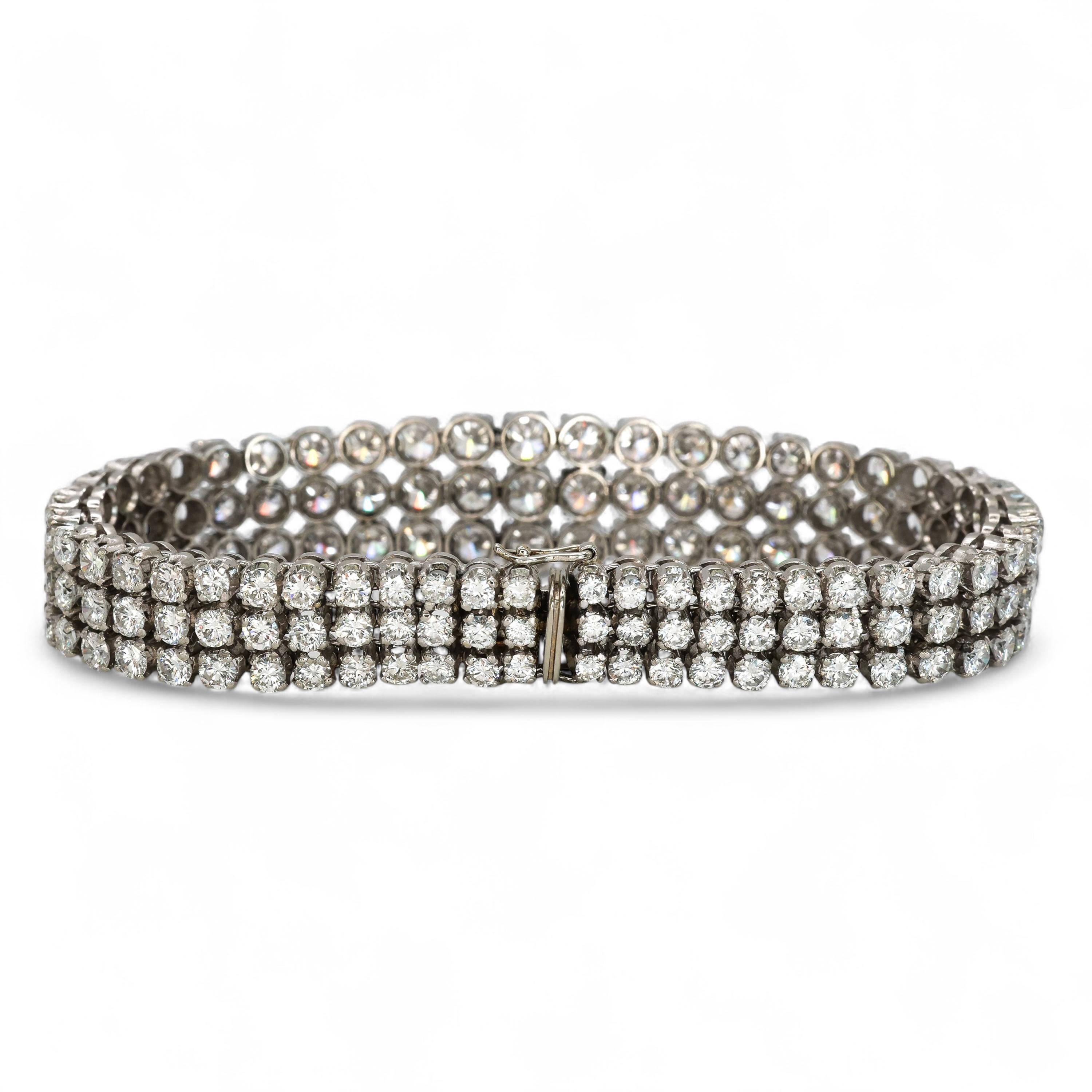 Bracciale a tre file di diamanti e platino, circa 1980, 19,00 carati In condizioni buone in vendita a London, GB