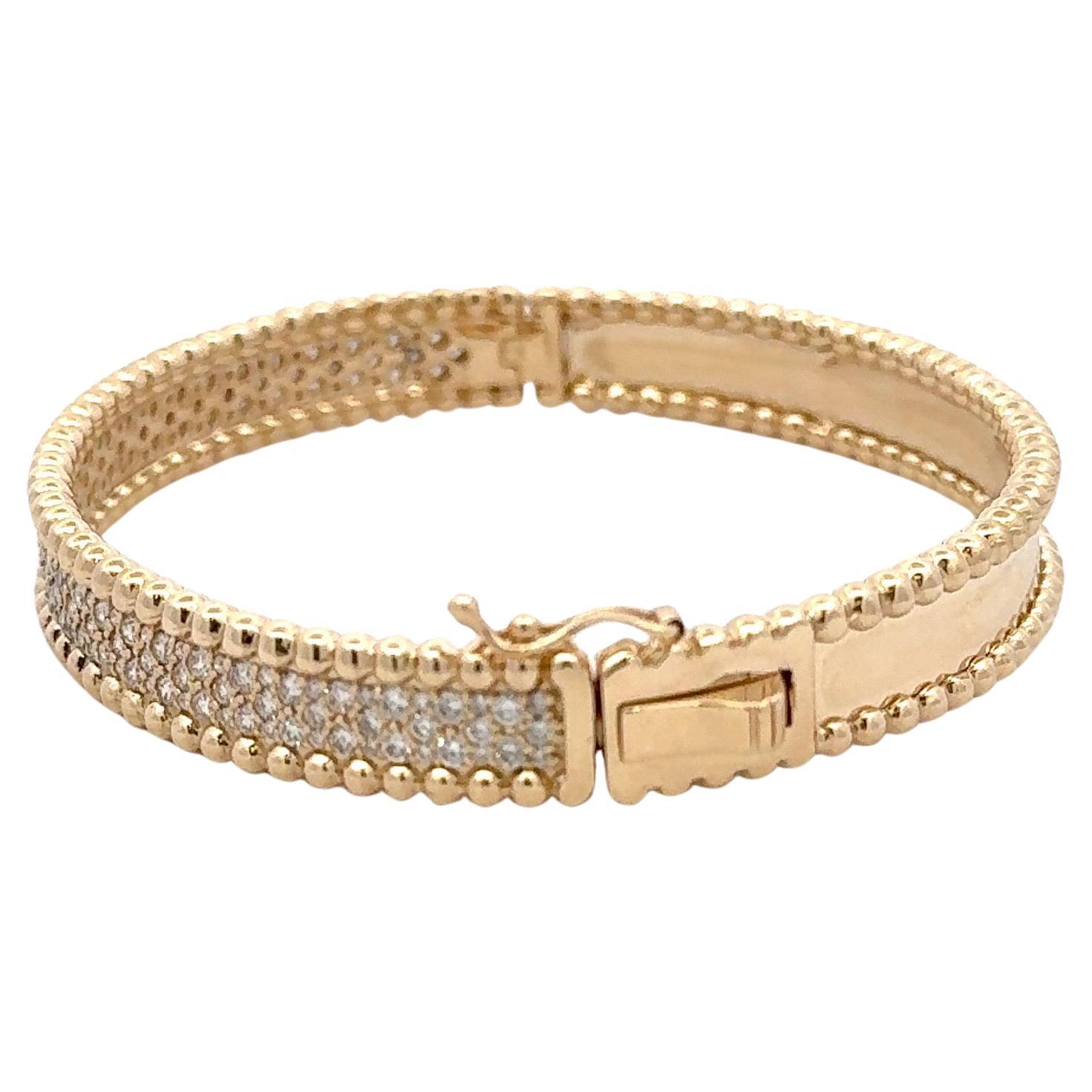 Bracelet bangle en or jaune 14 carats présentant trois rangées de 153 brillants ronds pesant 1,92 carats avec une garniture de boules perlées, 28,03 grammes.
Couleur I-J
Clarté VS2-SI1

Plein de vie et d'éclat. 
Plus de Bangles en stock.
