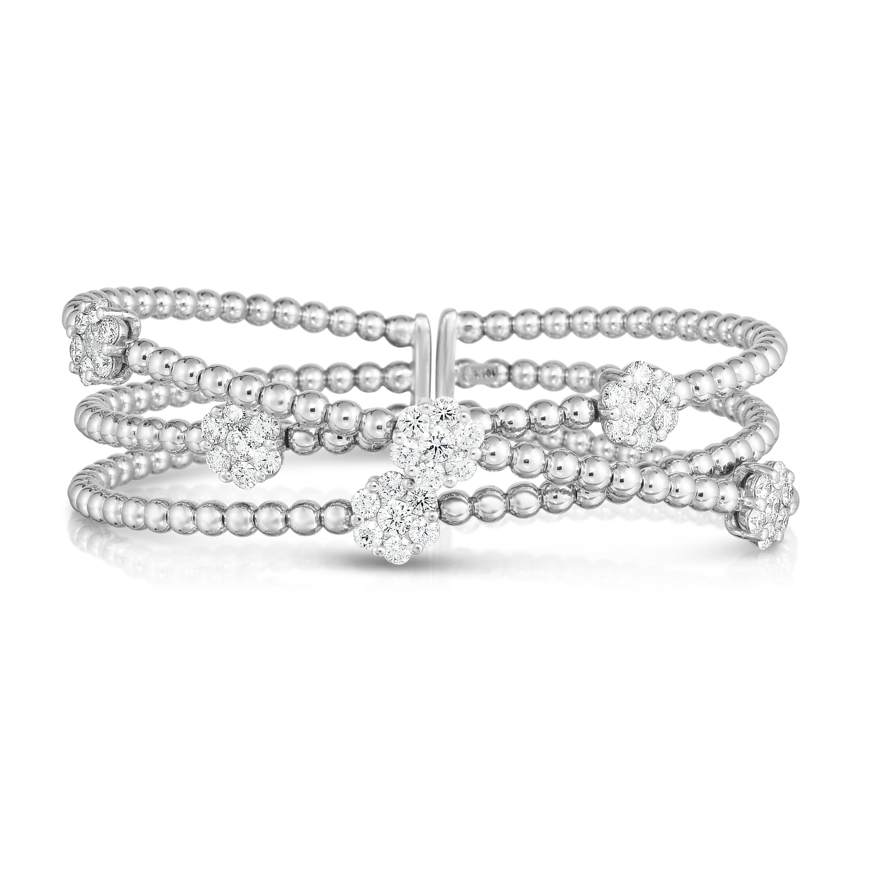 Dreireihiger Diamant-Cluster-Blumenarmreif aus 18 Karat Weißgold, 2,35 Karat im Angebot 1