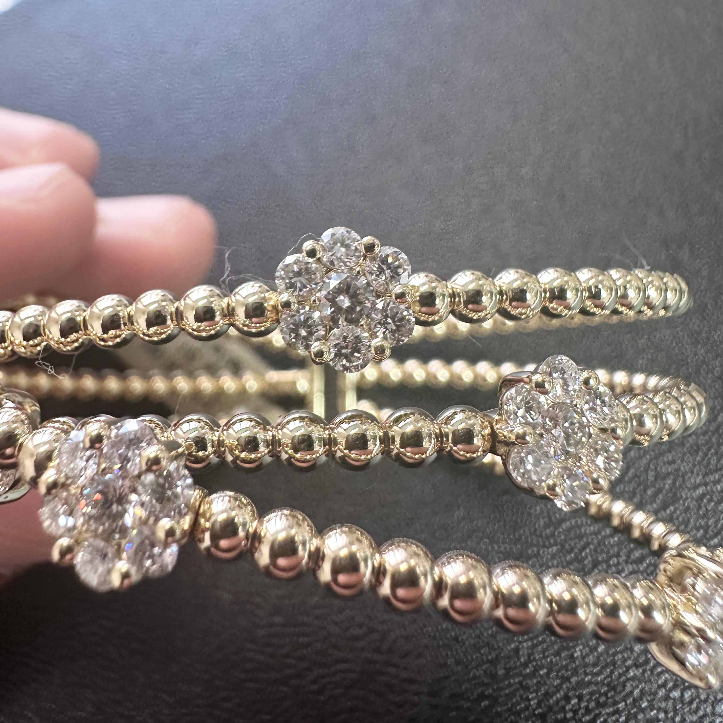 Dreireihiger Diamant-Cluster-Blumenarmreif aus 18 Karat Weißgold, 2,35 Karat im Angebot 2