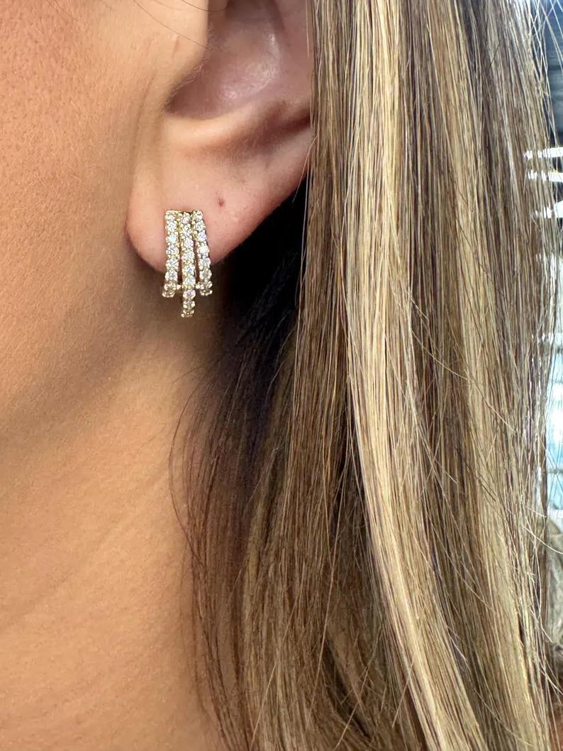 Boucles d'oreilles à trois rangs de diamants en or jaune 14 carats, comprenant 52 brillants ronds pesant 0,62 carats. 

Existe en blanc et en or rose

Plus de cerceaux en stock.
Message pour photos et détails.
Recherche Harbor Diamonds