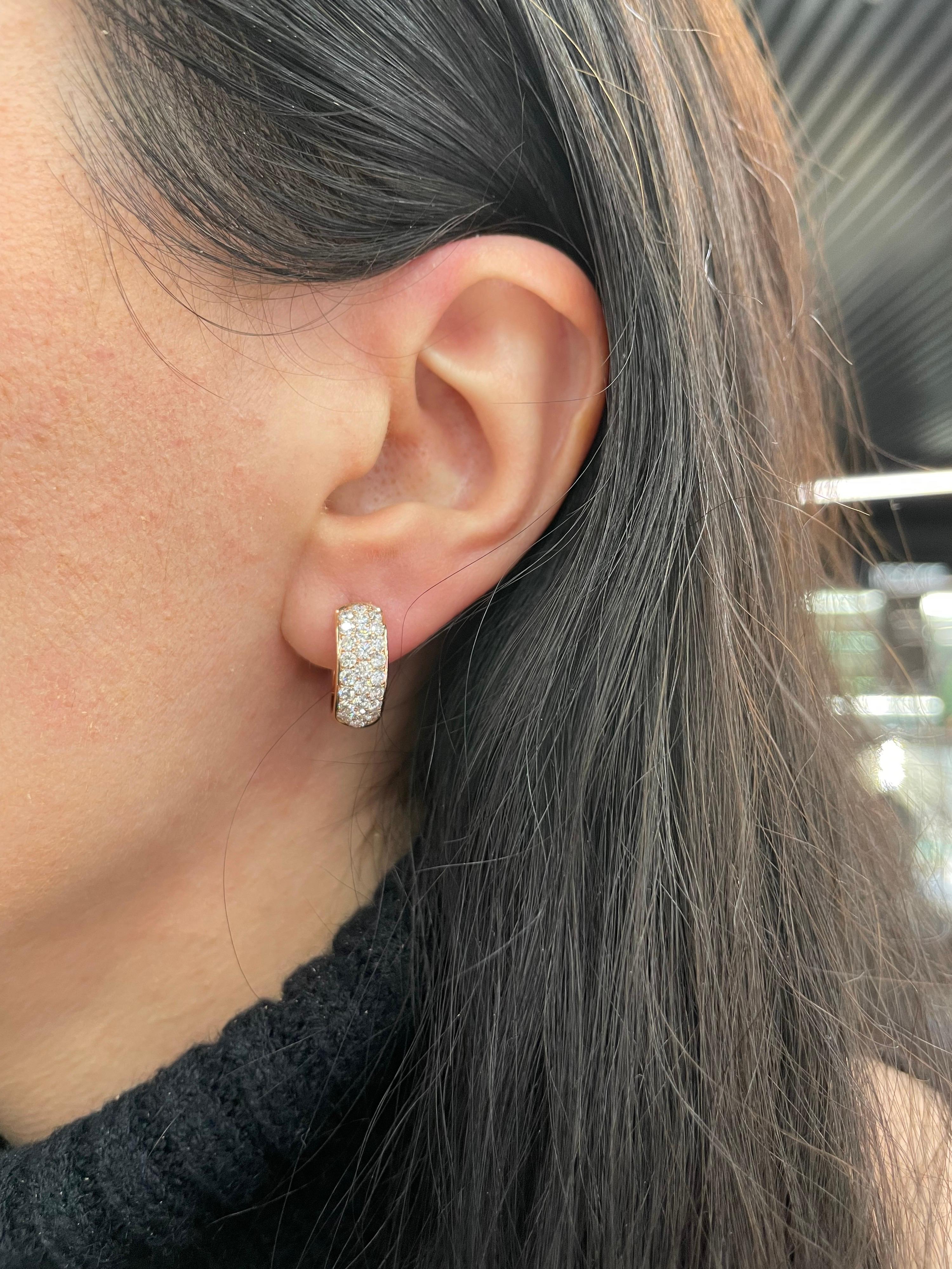 Contemporaneo Orecchini a cerchio con diamanti a tre file 1,50 carati in oro rosa 14 carati 4,6 grammi in vendita
