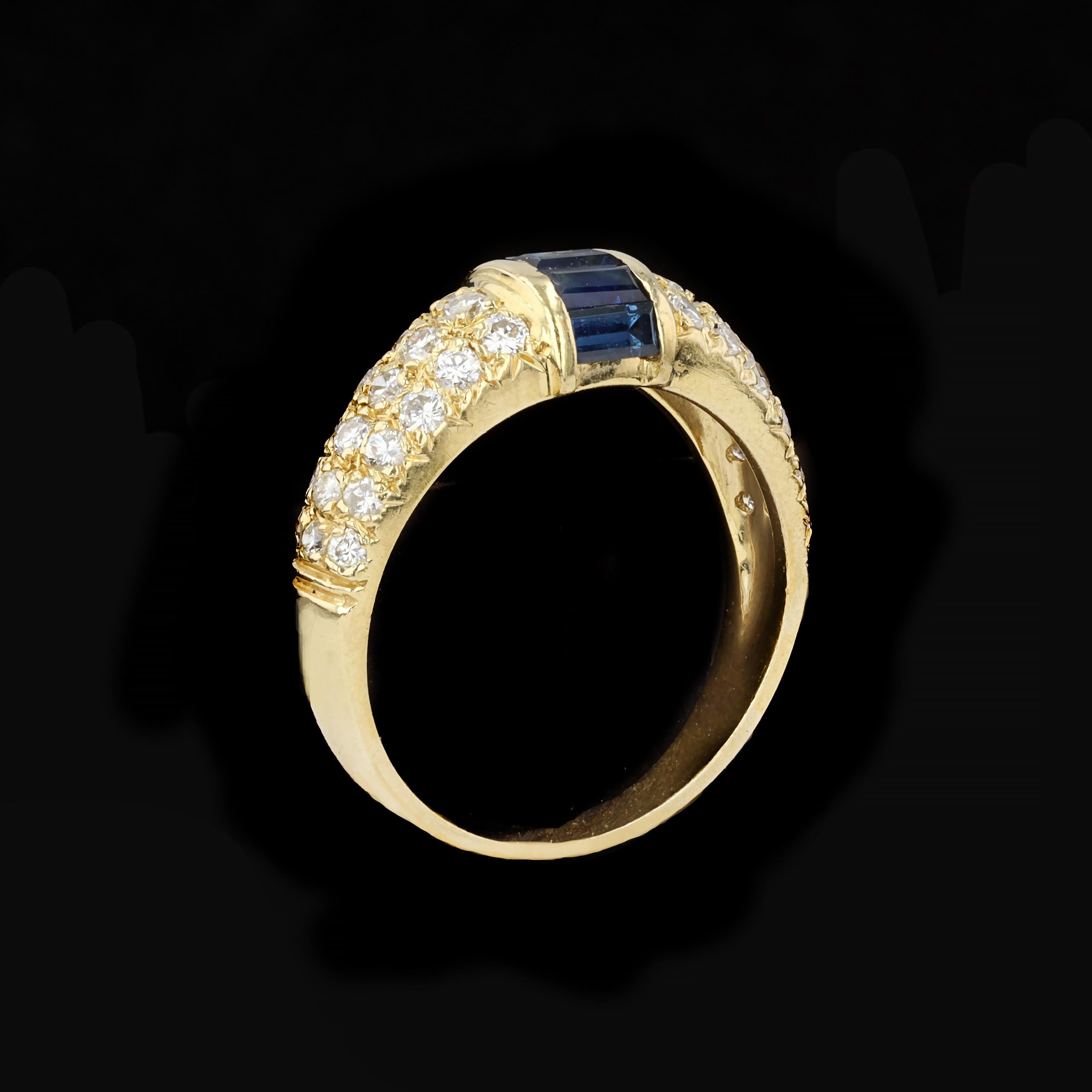 Dreireihiger Diamantring mit kühnem Spritzer von Saphiren (Baguetteschliff) im Angebot